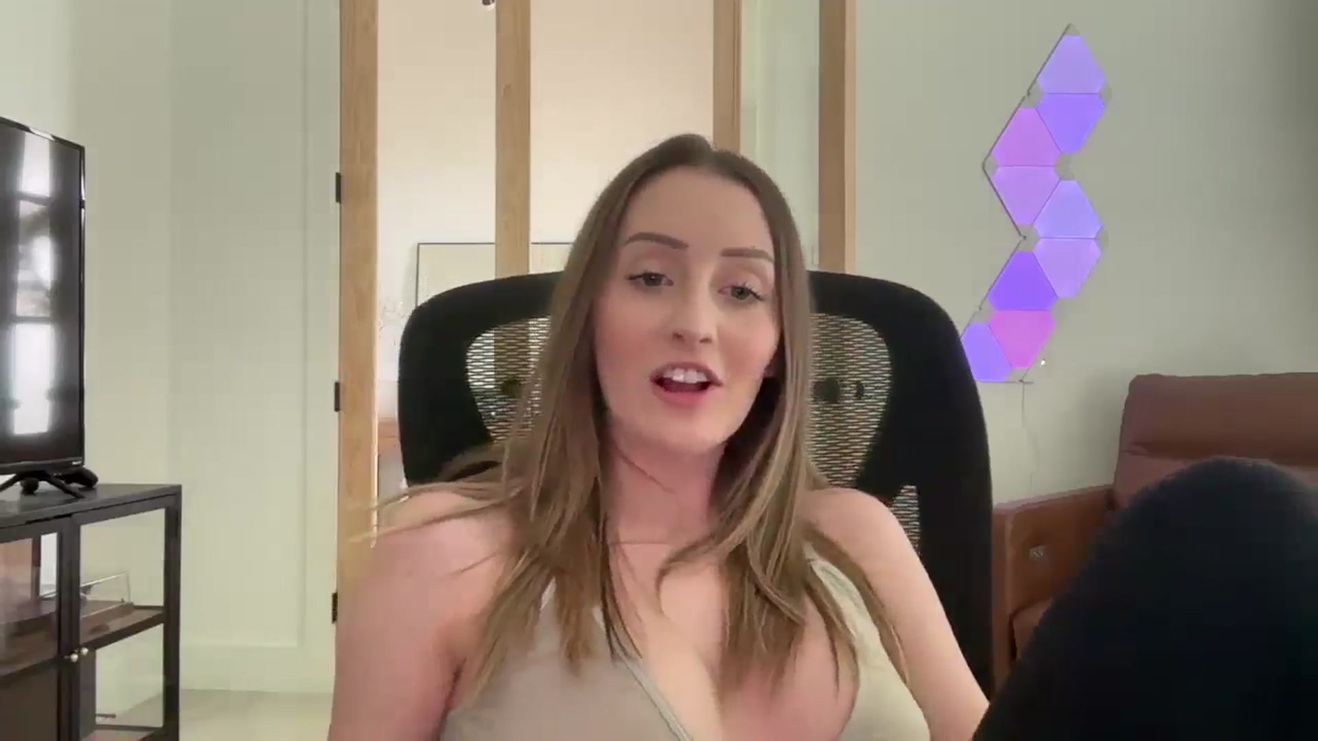 Gallery image thumbnail from Mia_xx's myfreecams stream on, 05/21/2024, 20:24 image 16 of 20