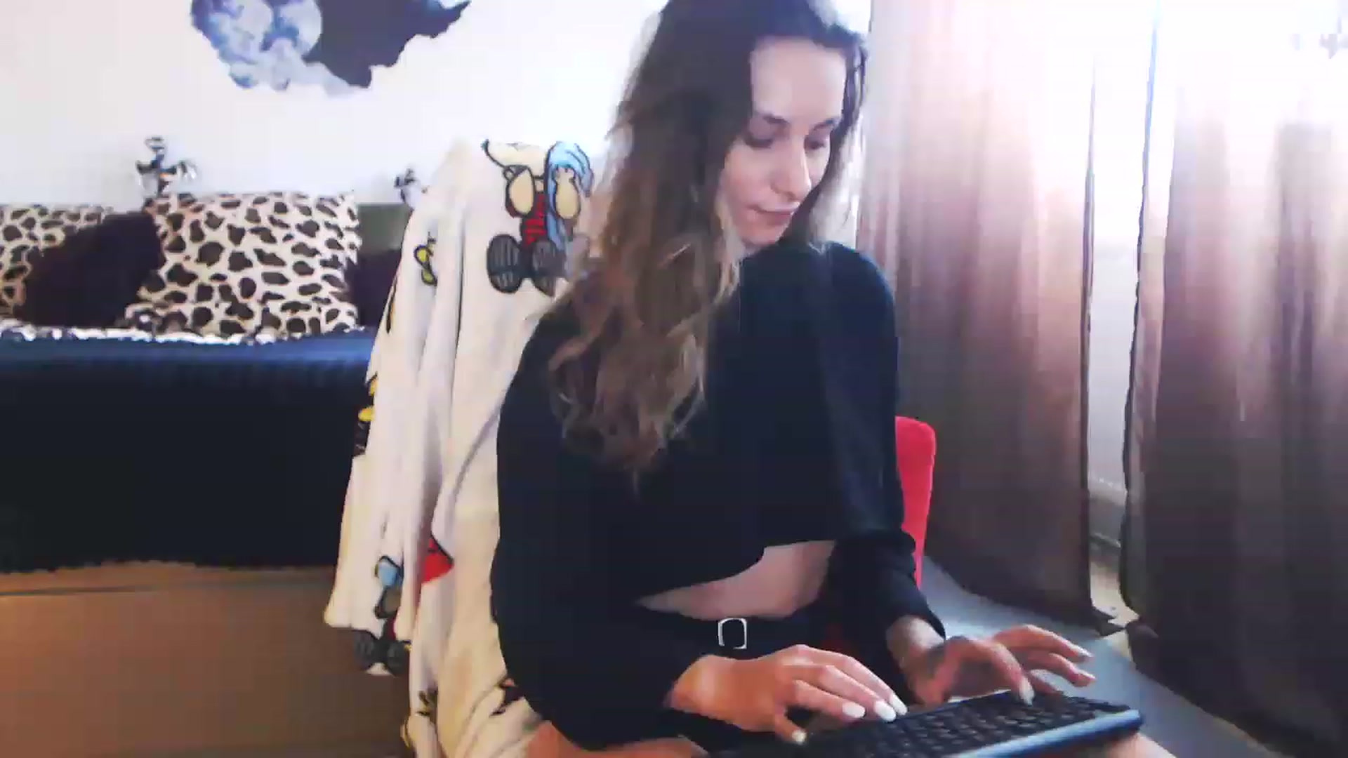 Gallery image thumbnail from MiaaaHart's myfreecams stream on, 11/21/2022, 12:04 image 16 of 20