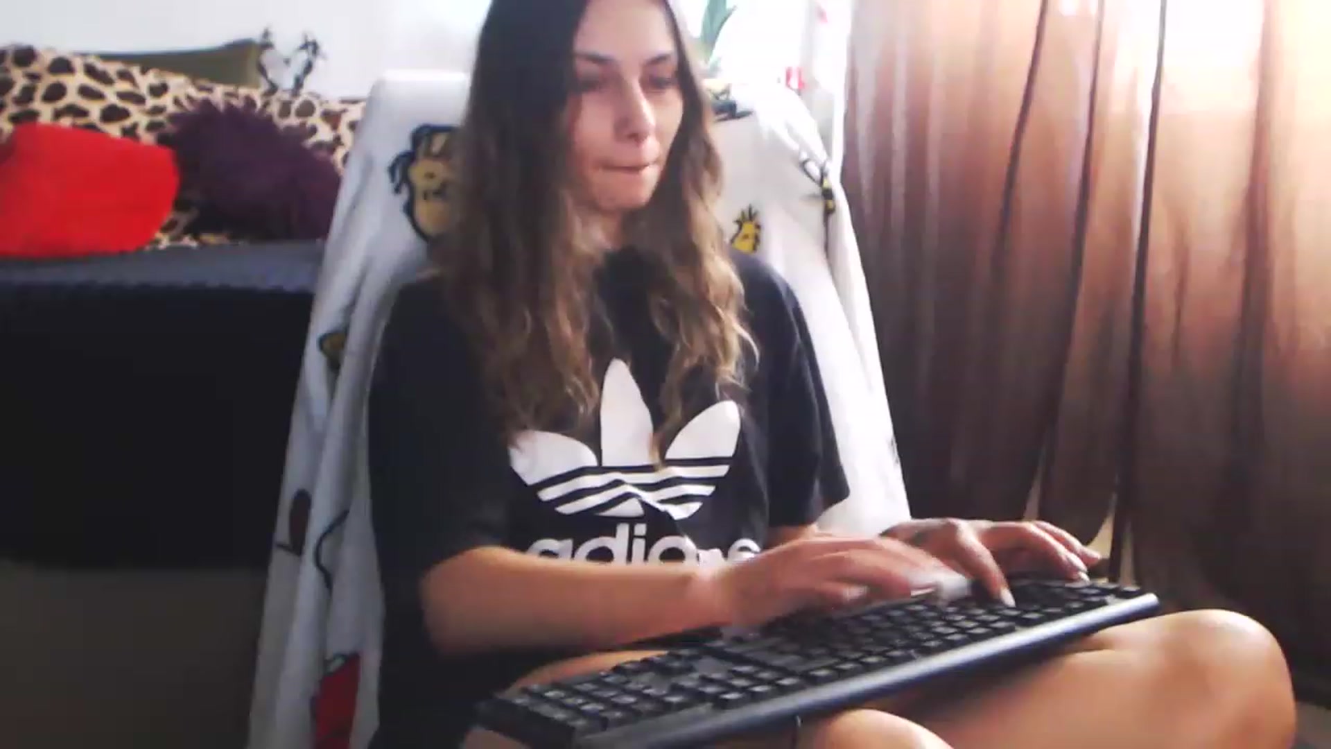 Gallery image thumbnail from MiaaaHart's myfreecams stream on, 11/22/2022, 13:10 image 9 of 20