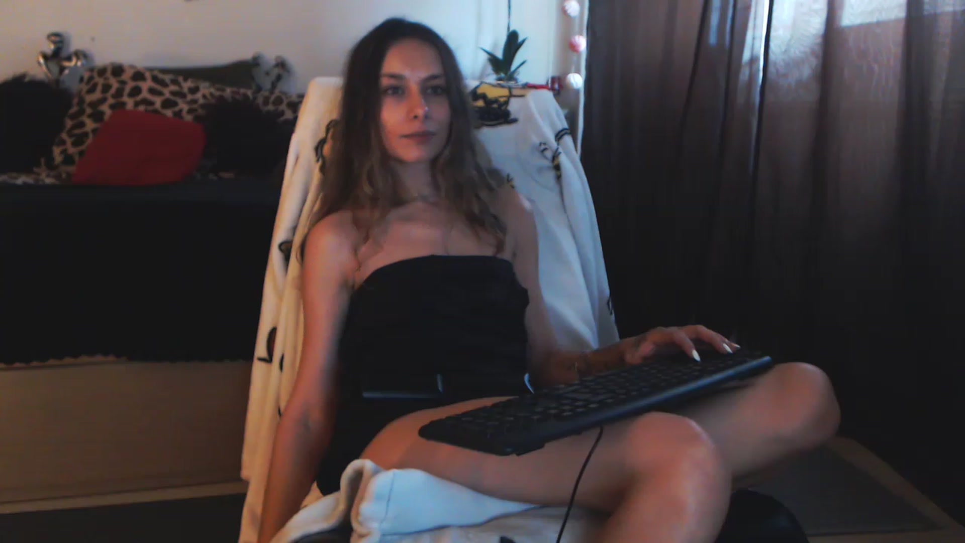 Gallery image thumbnail from MiaaaHart's myfreecams stream on, 11/22/2022, 14:15 image 13 of 20