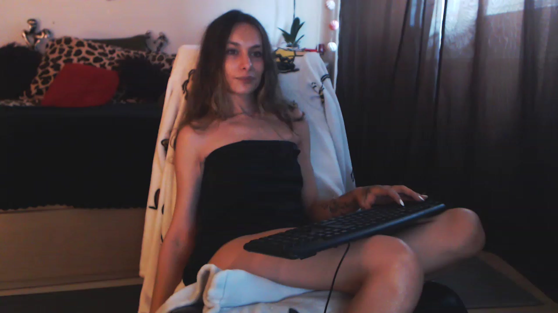 Gallery image thumbnail from MiaaaHart's myfreecams stream on, 11/22/2022, 14:15 image 9 of 20