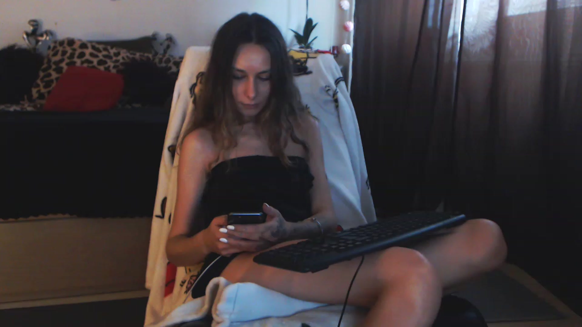Gallery image thumbnail from MiaaaHart's myfreecams stream on, 11/22/2022, 14:15 image 16 of 20
