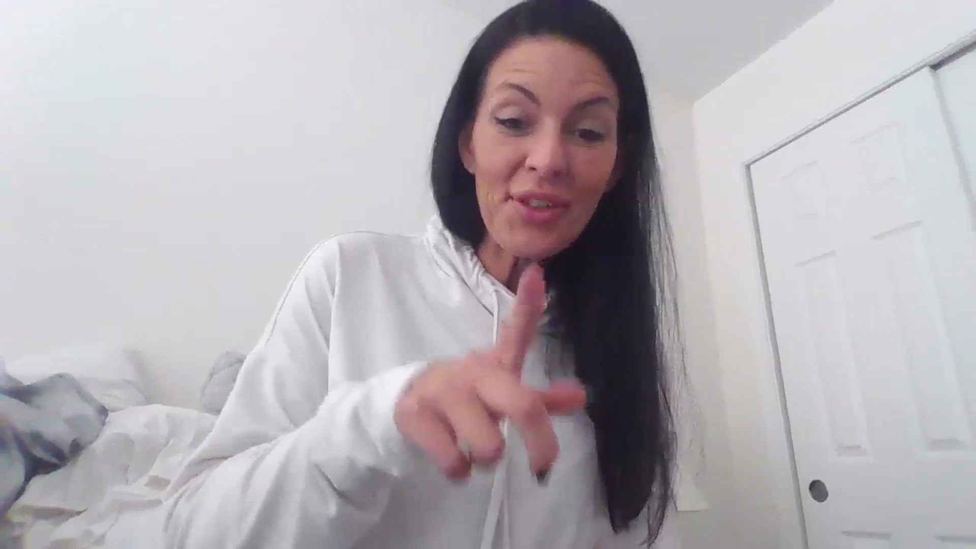 Gallery image thumbnail from Miabella's myfreecams stream on, 03/27/2024, 17:28 image 14 of 20