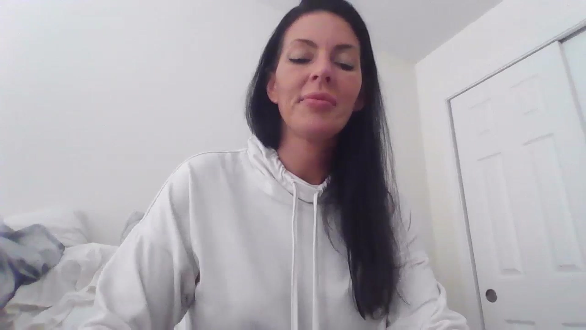Gallery image thumbnail from Miabella's myfreecams stream on, 03/27/2024, 17:28 image 16 of 20
