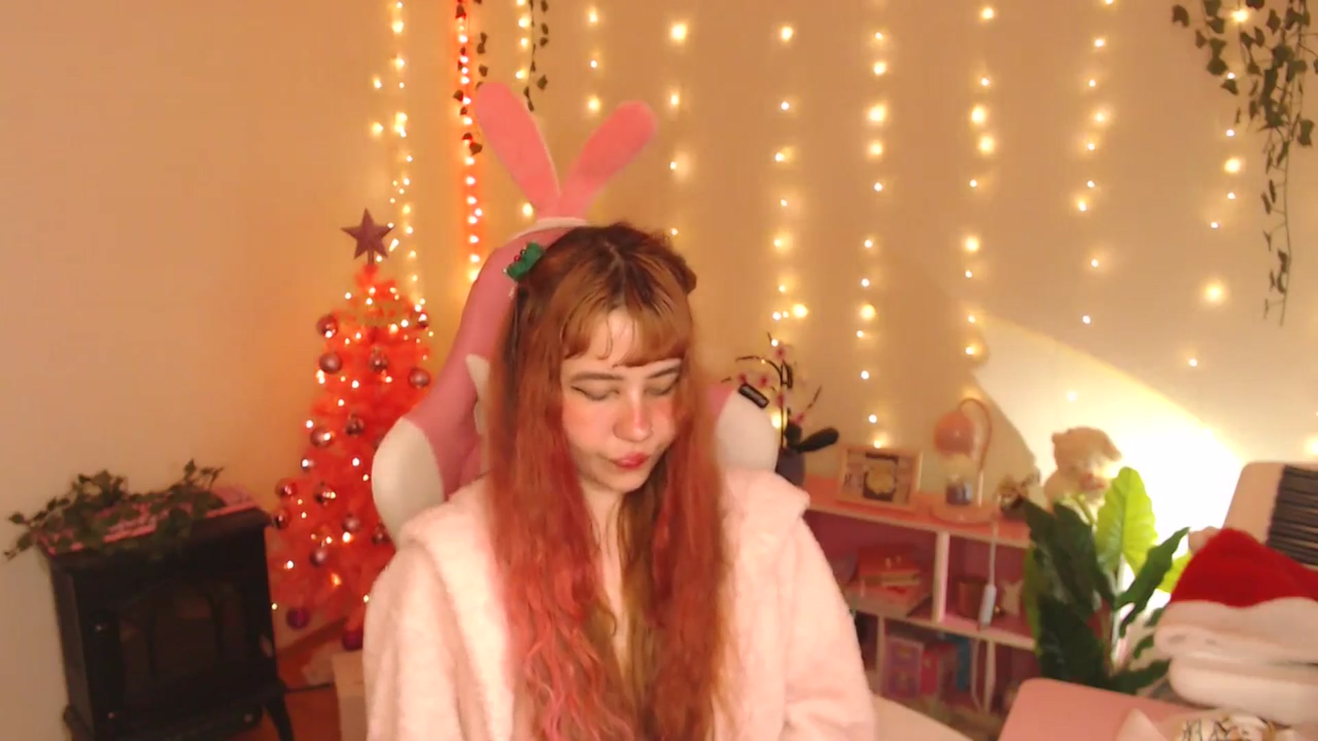 Gallery image thumbnail from Miagic's myfreecams stream on, 12/25/2025, 10:58 image 15 of 20