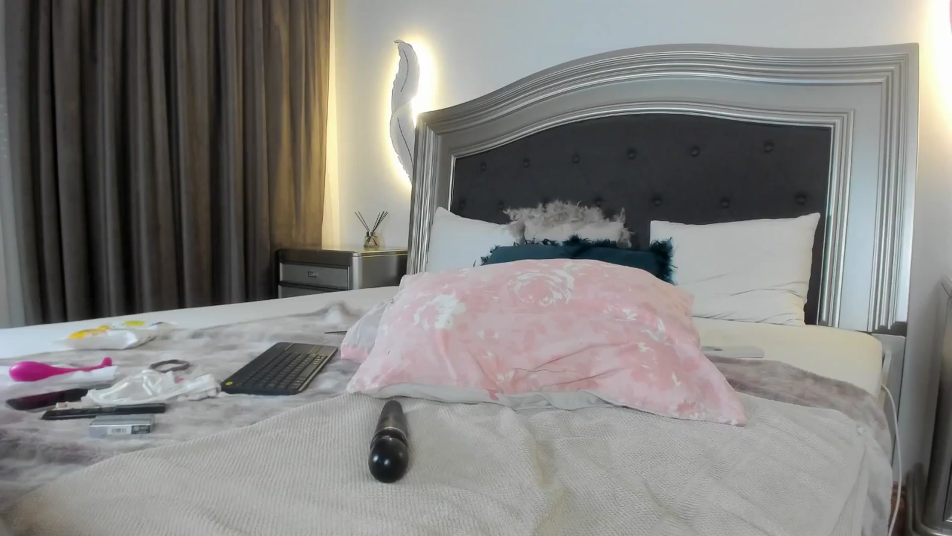 Gallery image thumbnail from MiamiLuxe's myfreecams stream on, 08/12/2025, 05:07 image 16 of 20