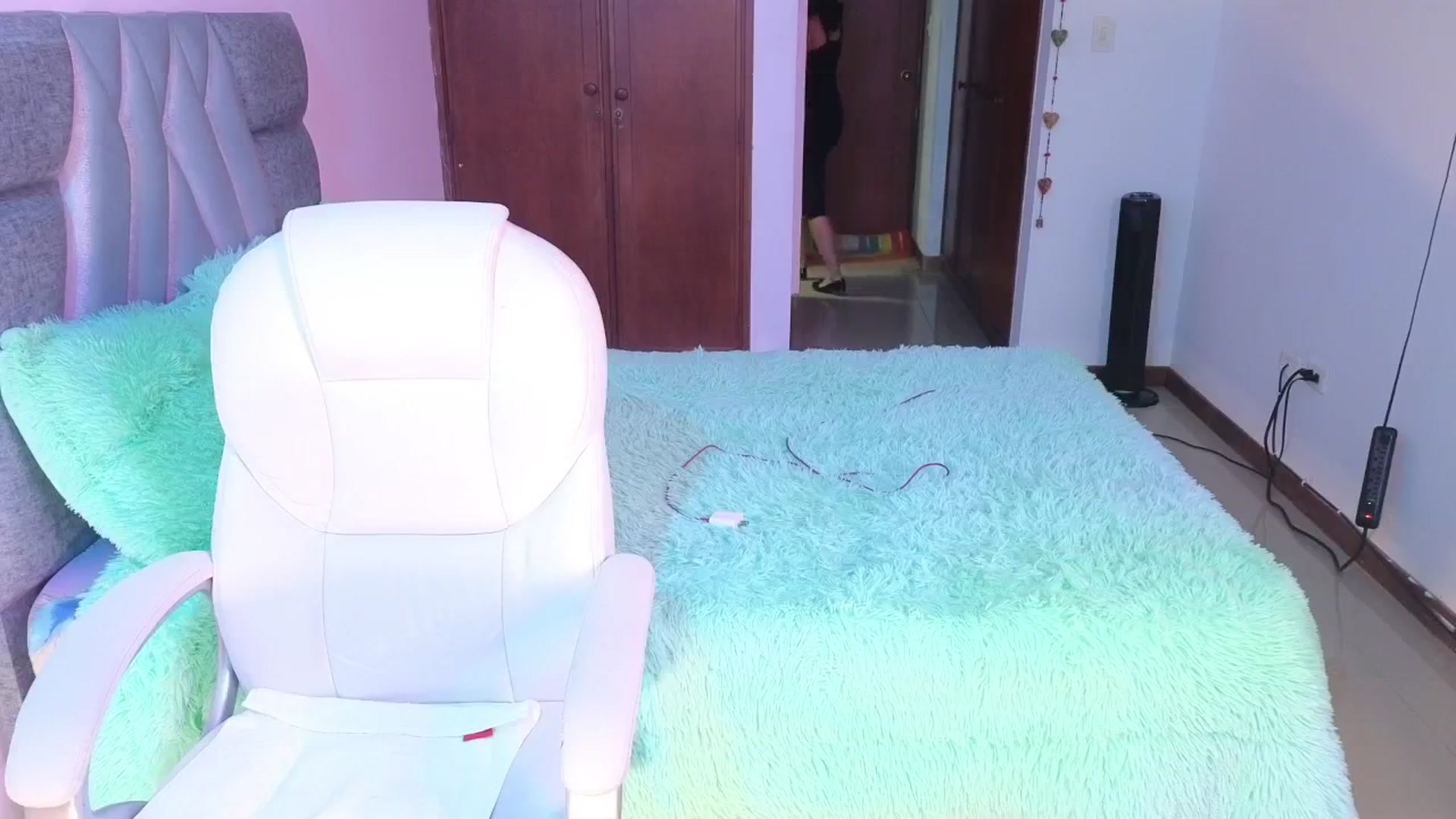 Gallery image thumbnail from Miaparkers's myfreecams stream on, 04/22/2024, 24:01 image 19 of 20