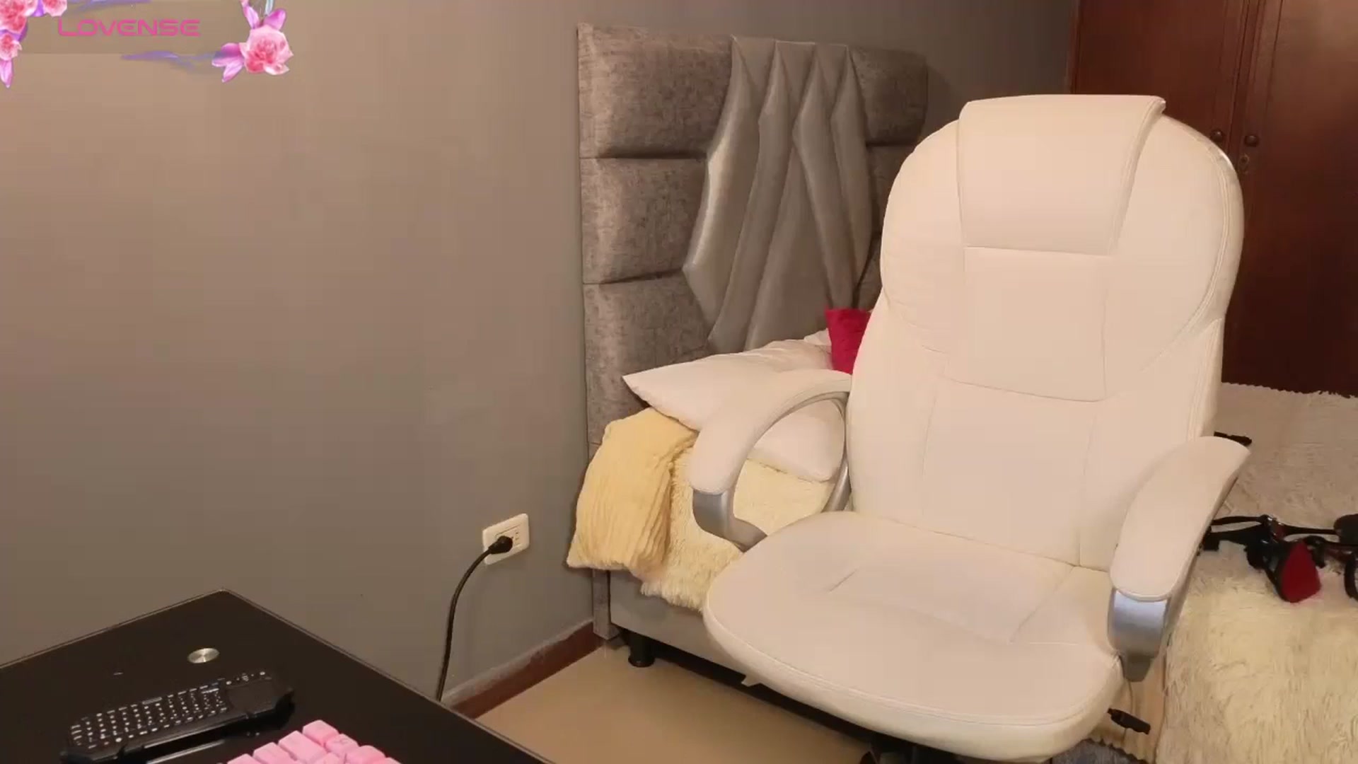 Gallery image thumbnail from Miaparkers's myfreecams stream on, 08/30/2024, 24:02 image 3 of 20