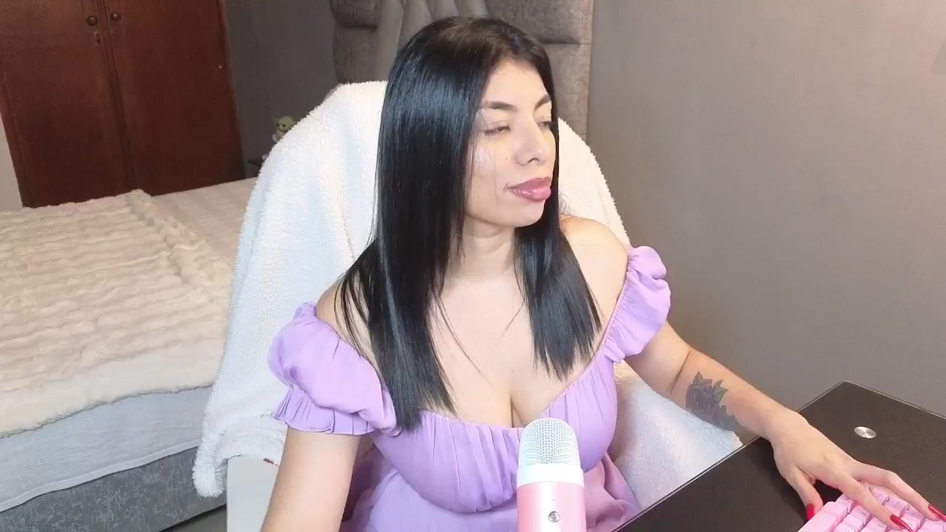 Gallery image thumbnail from Miaparkers's myfreecams stream on, 01/07/2025, 23:48 image 15 of 20