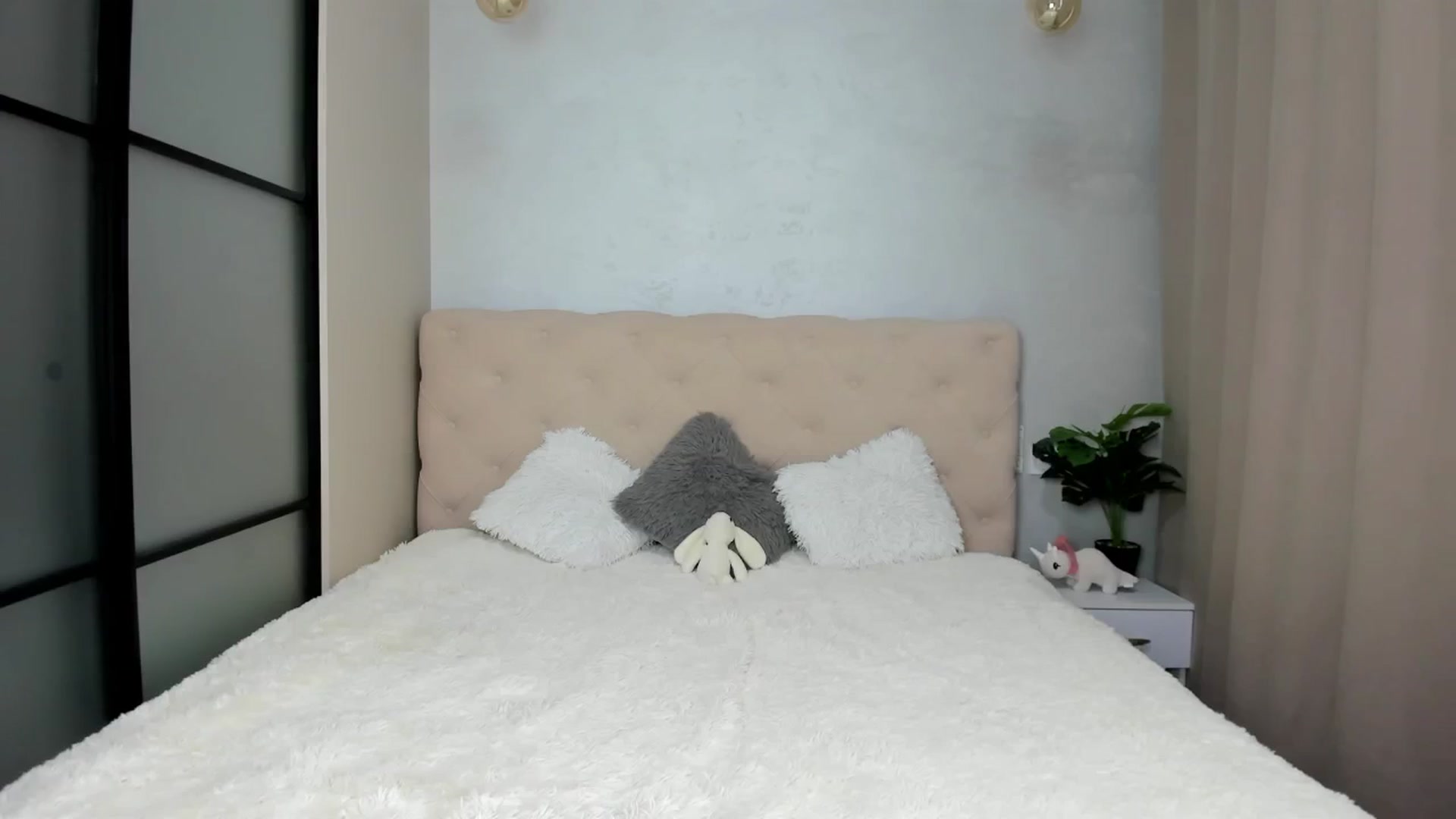 Gallery image thumbnail from Mias_Secret's myfreecams stream on, 10/19/2024, 07:03 image 14 of 20