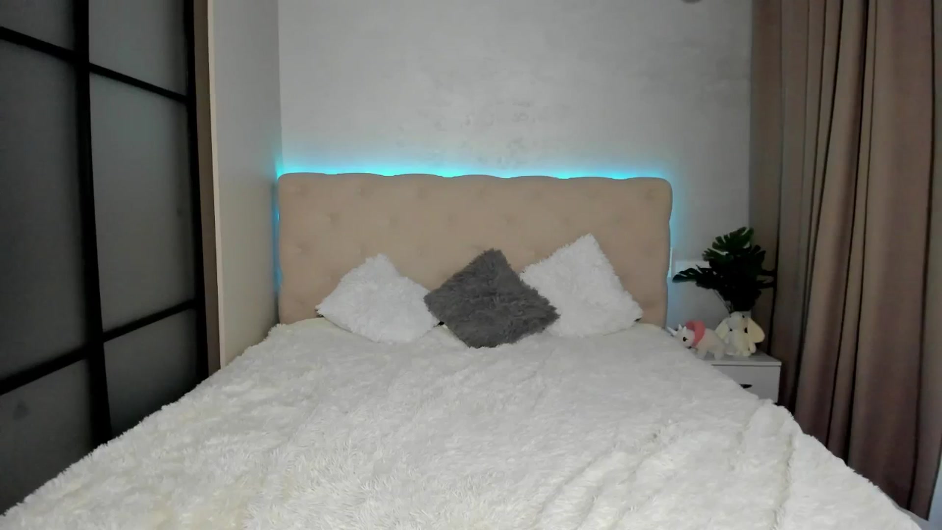 Gallery image thumbnail from Mias_Secret's myfreecams stream on, 12/04/2024, 07:30 image 15 of 20