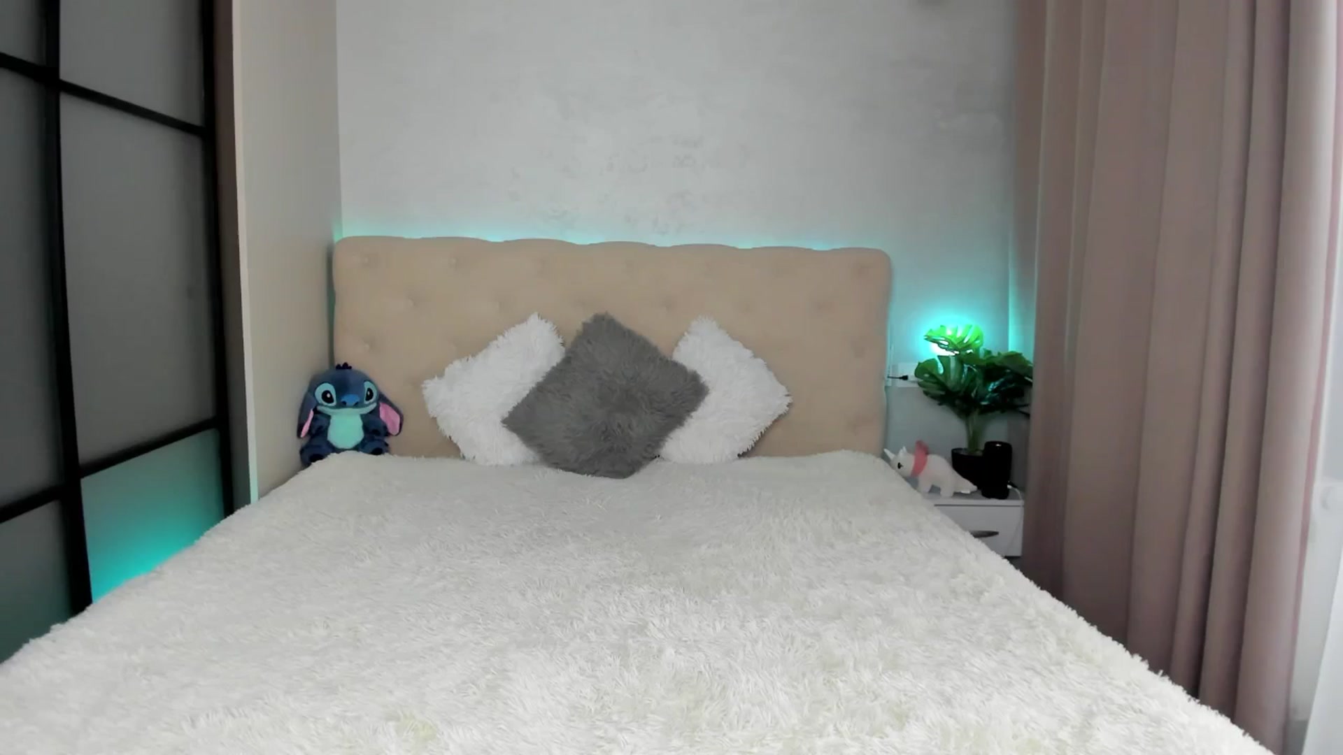 Gallery image thumbnail from Mias_Secret's myfreecams stream on, 03/16/2025, 06:05 image 18 of 20