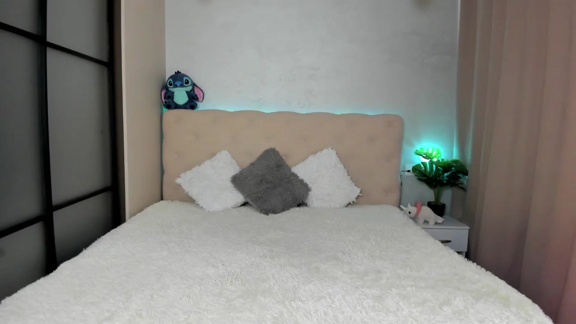 Gallery image thumbnail from Mias_Secret's myfreecams stream on, 03/27/2025, 08:05 image 7 of 20