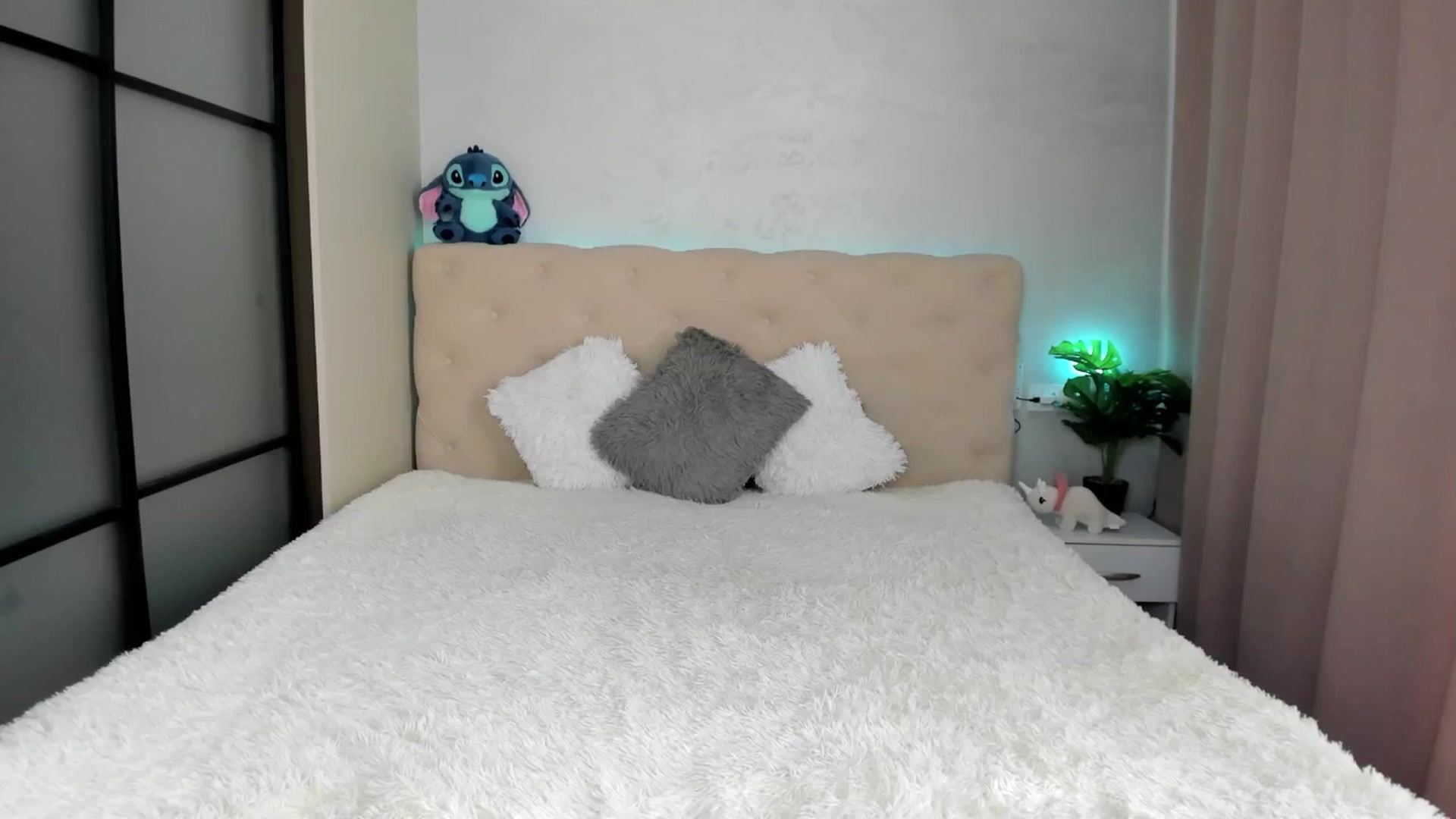 Gallery image thumbnail from Mias_Secret's myfreecams stream on, 04/12/2025, 07:04 image 3 of 20