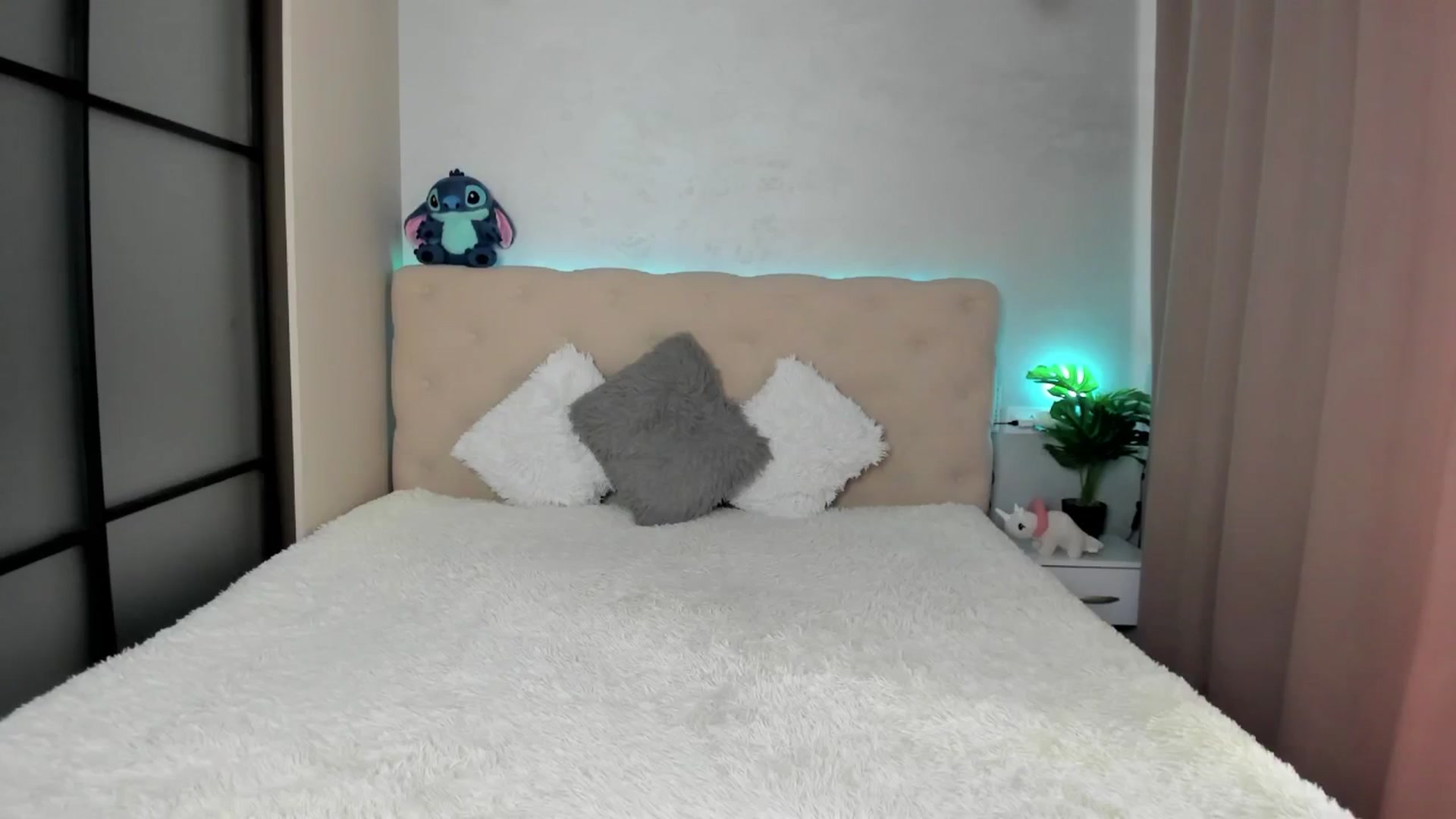 Gallery image thumbnail from Mias_Secret's myfreecams stream on, 04/14/2025, 05:29 image 18 of 20