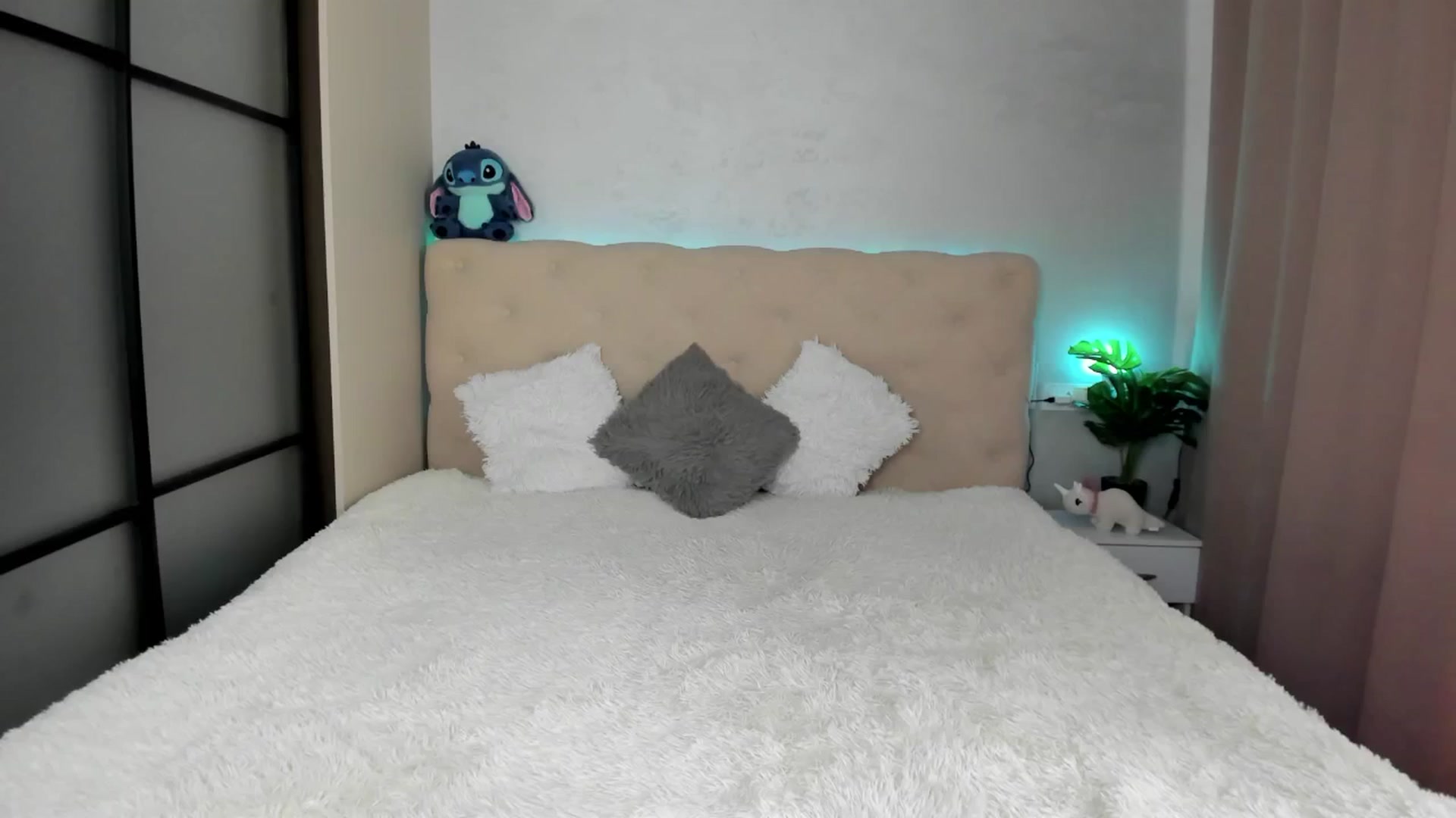 Gallery image thumbnail from Mias_Secret's myfreecams stream on, 04/22/2025, 05:52 image 17 of 20