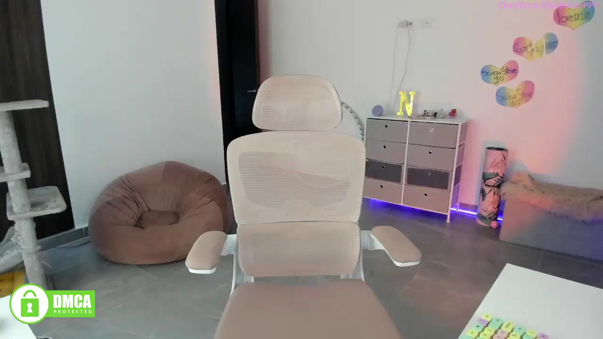 Gallery image thumbnail from MiauuB's myfreecams stream on, 09/19/2025, 23:53 image 1 of 20