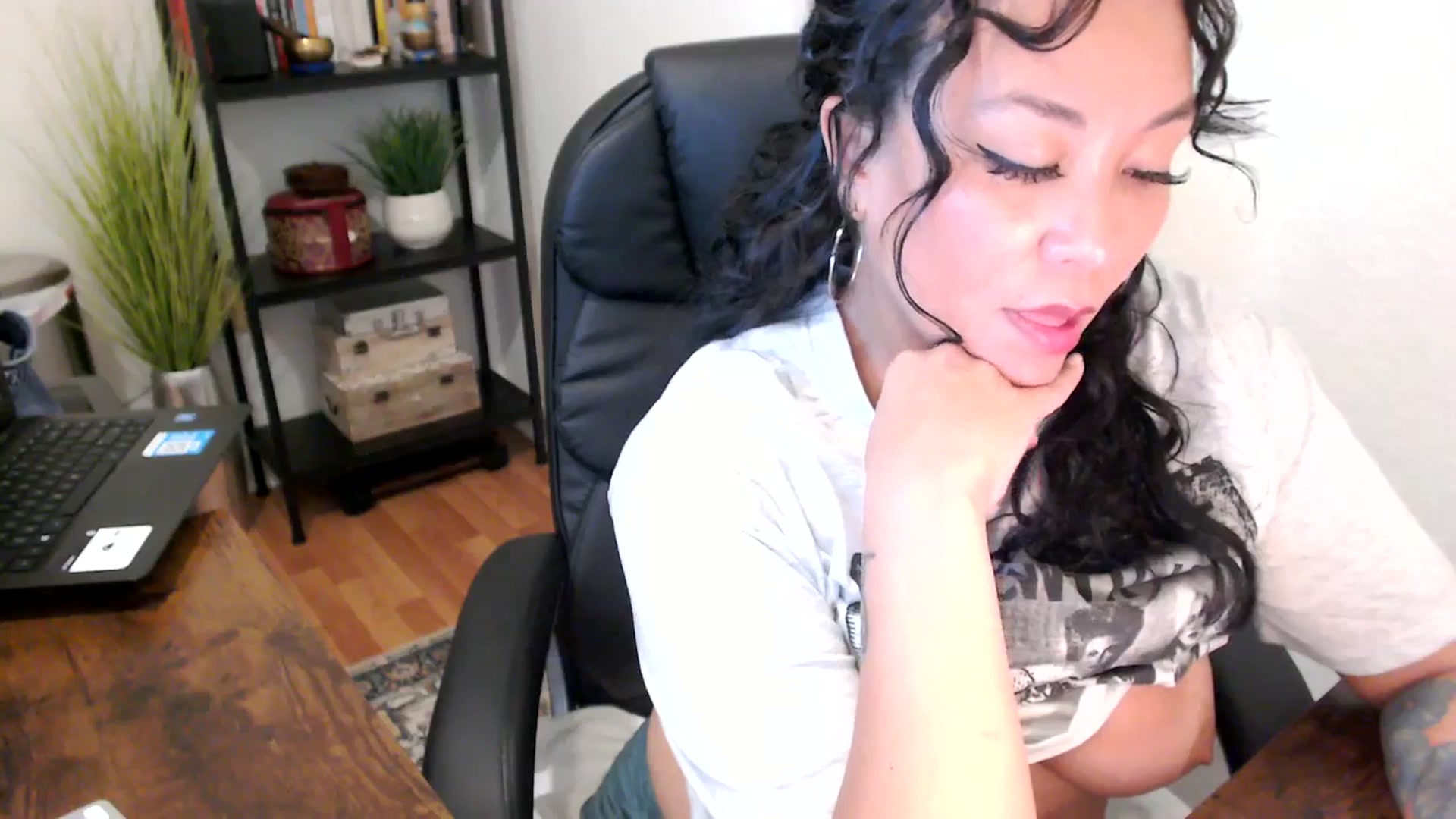 Gallery image thumbnail from MickaylaMinx's myfreecams stream on, 09/13/2024, 19:52 image 17 of 20
