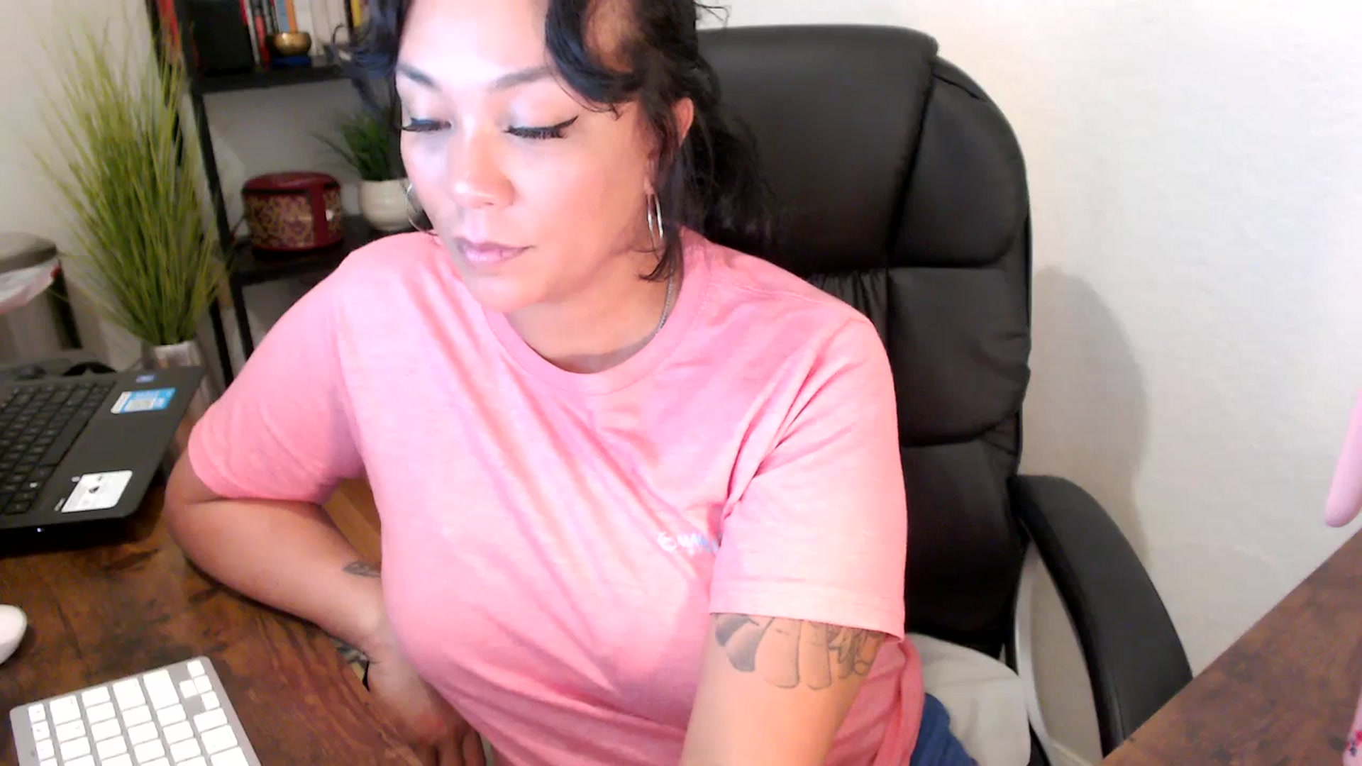 Gallery image thumbnail from MickaylaMinx's myfreecams stream on, 09/17/2024, 04:10 image 16 of 20