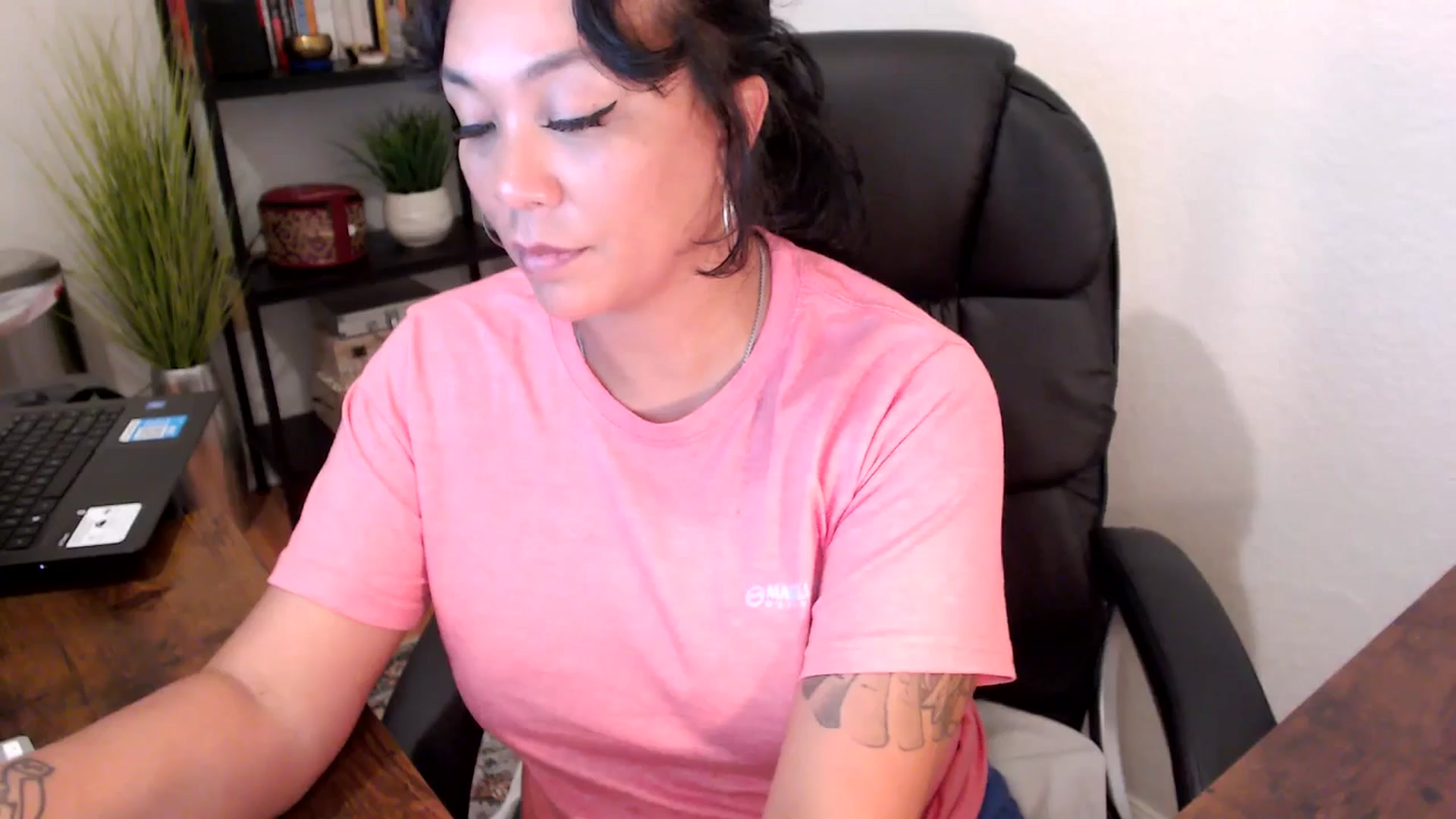Gallery image thumbnail from MickaylaMinx's myfreecams stream on, 09/17/2024, 05:19 image 19 of 20