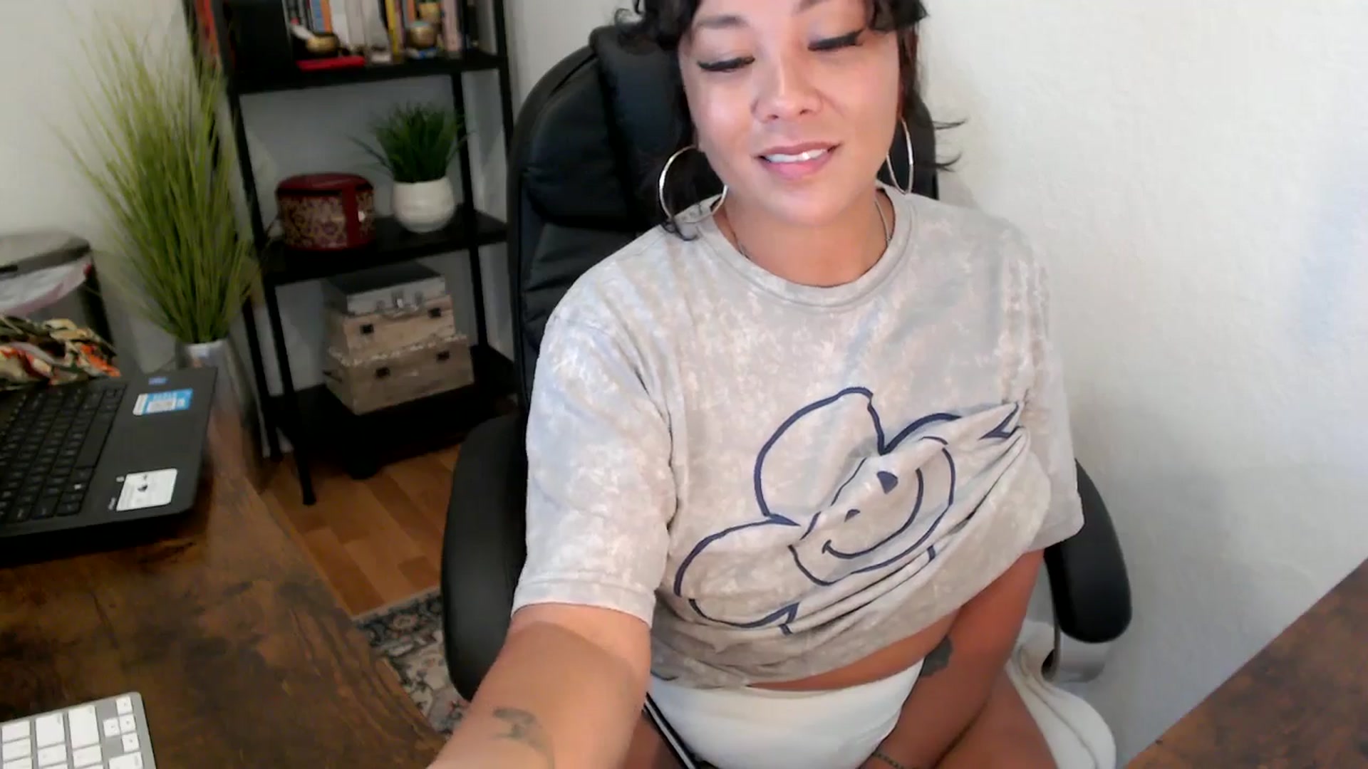 Gallery image thumbnail from MickaylaMinx's myfreecams stream on, 09/18/2024, 19:23 image 16 of 20