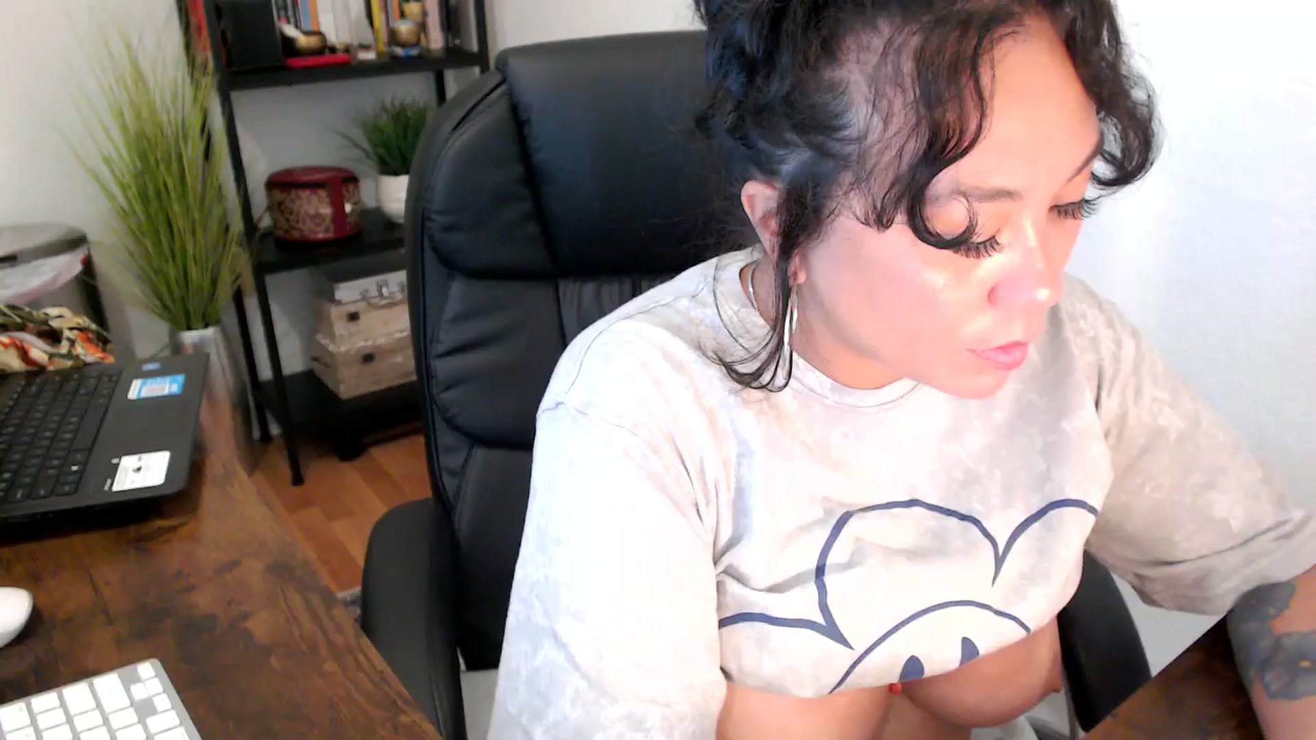 Gallery image thumbnail from MickaylaMinx's myfreecams stream on, 09/18/2024, 20:52 image 10 of 20