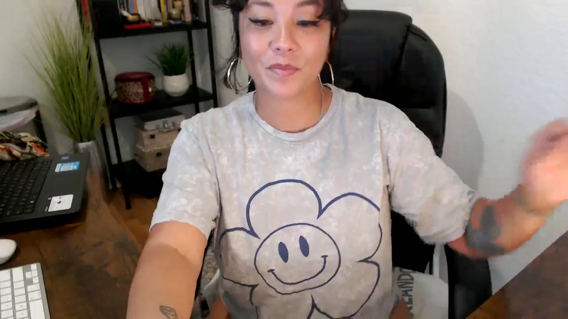 Gallery image thumbnail from MickaylaMinx's myfreecams stream on, 09/18/2024, 21:11 image 5 of 20