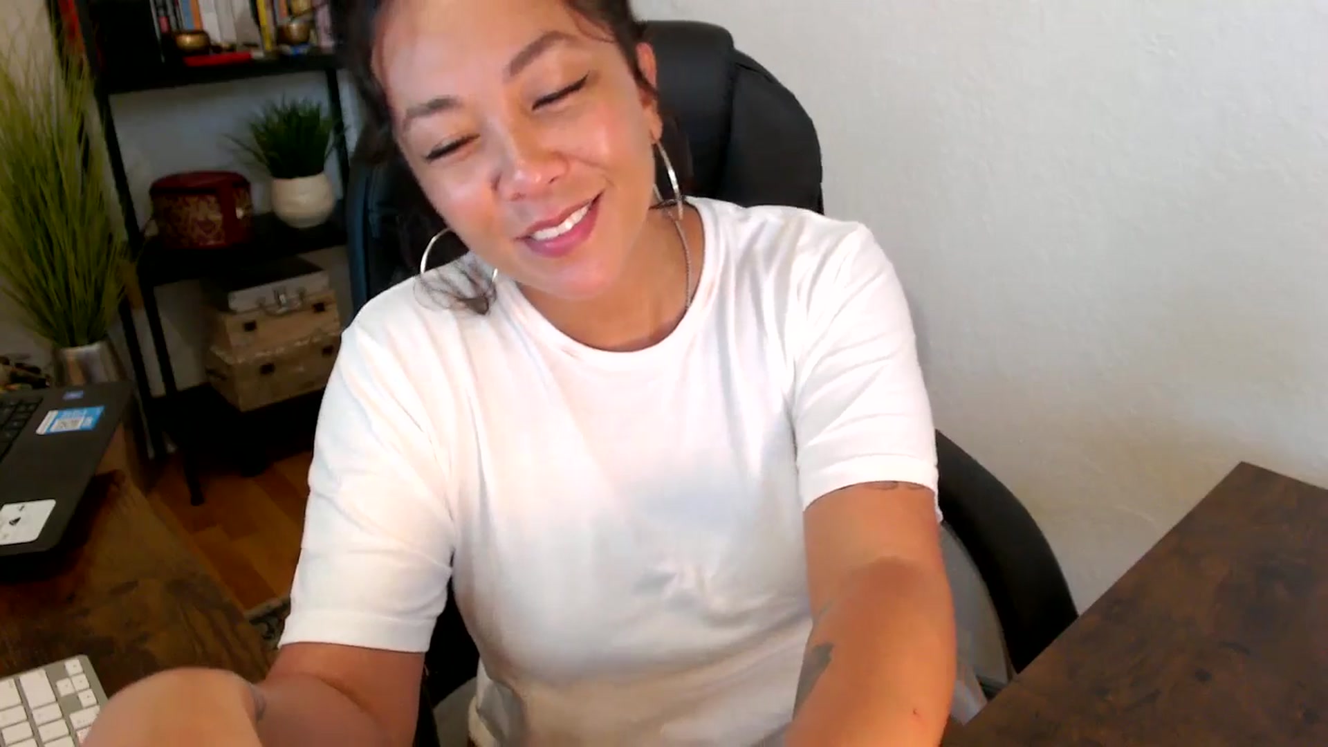 Gallery image thumbnail from MickaylaMinx's myfreecams stream on, 09/20/2024, 17:45 image 19 of 20