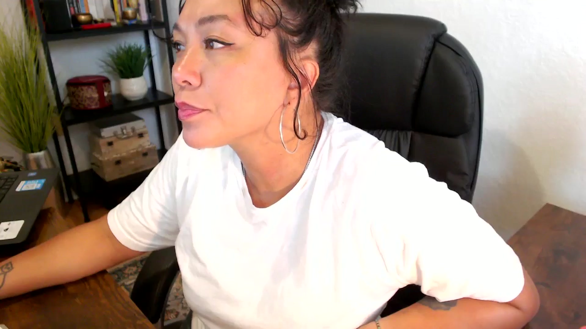 Gallery image thumbnail from MickaylaMinx's myfreecams stream on, 09/20/2024, 19:43 image 6 of 20