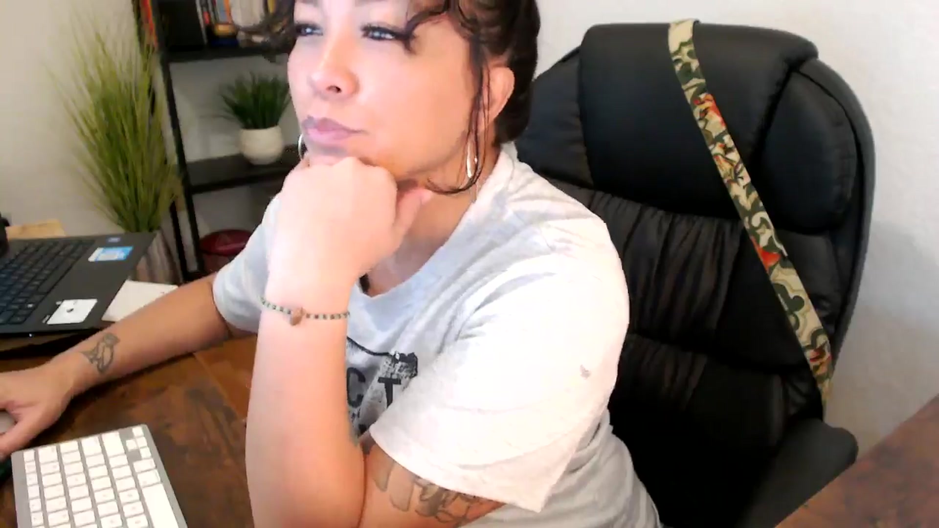 Gallery image thumbnail from MickaylaMinx's myfreecams stream on, 10/04/2024, 16:03 image 10 of 20