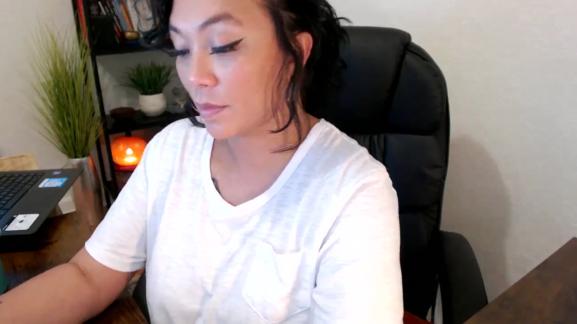 Gallery image thumbnail from MickaylaMinx's myfreecams stream on, 10/14/2024, 20:03 image 19 of 20