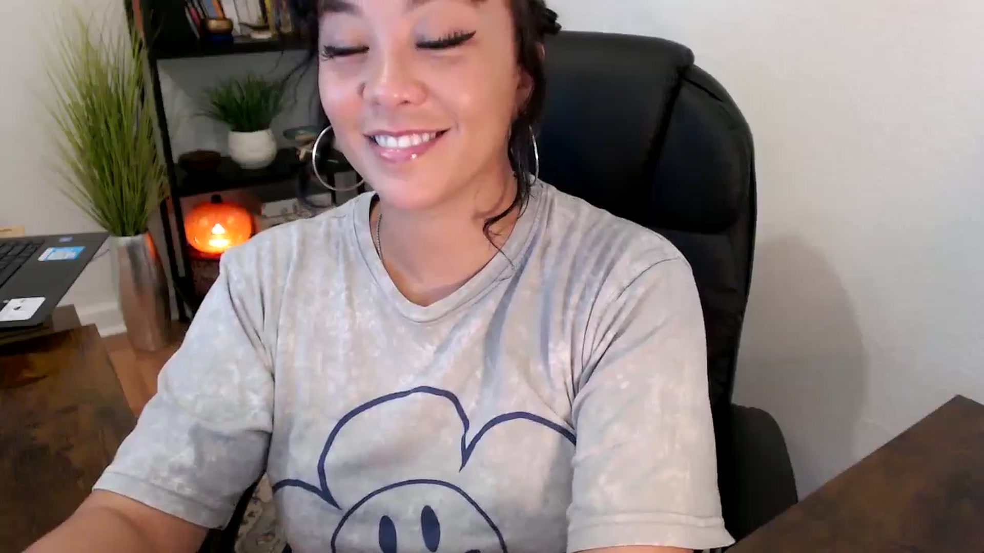 Gallery image thumbnail from MickaylaMinx's myfreecams stream on, 10/15/2024, 17:25 image 4 of 20