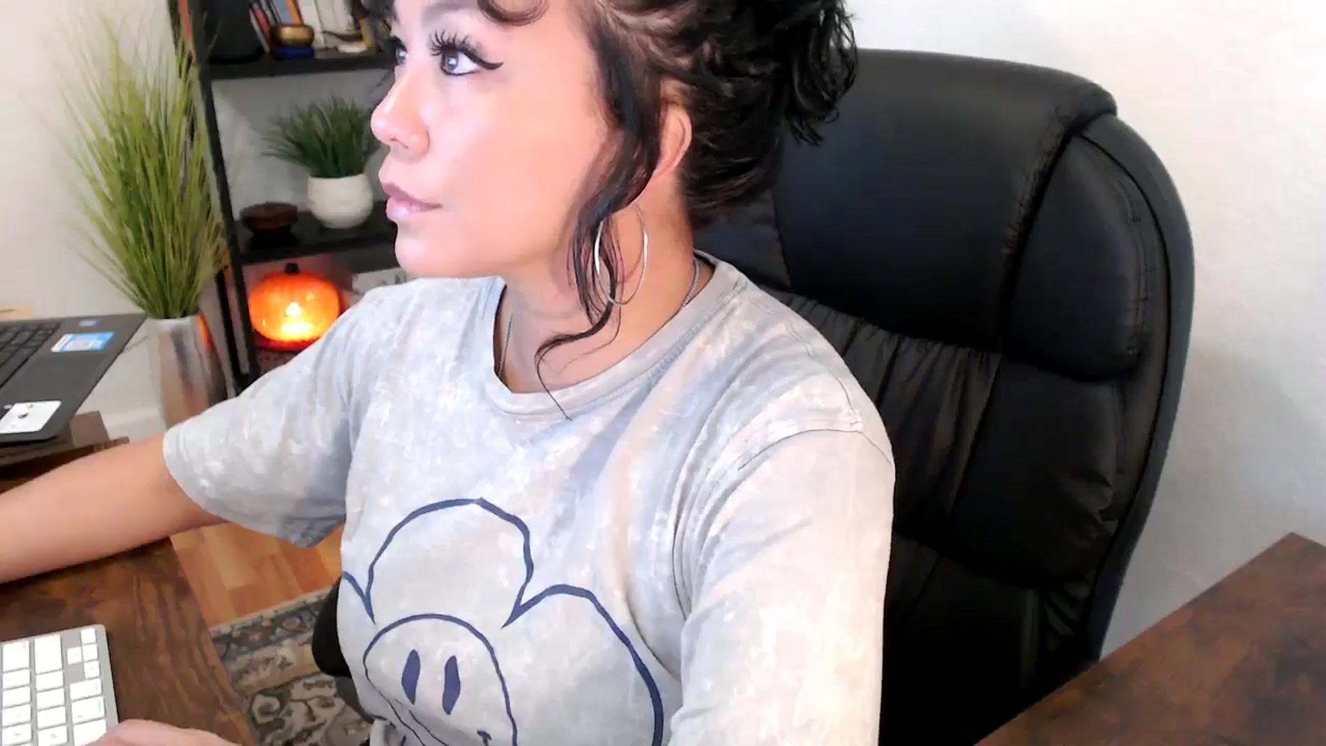 Gallery image thumbnail from MickaylaMinx's myfreecams stream on, 10/15/2024, 17:25 image 8 of 20