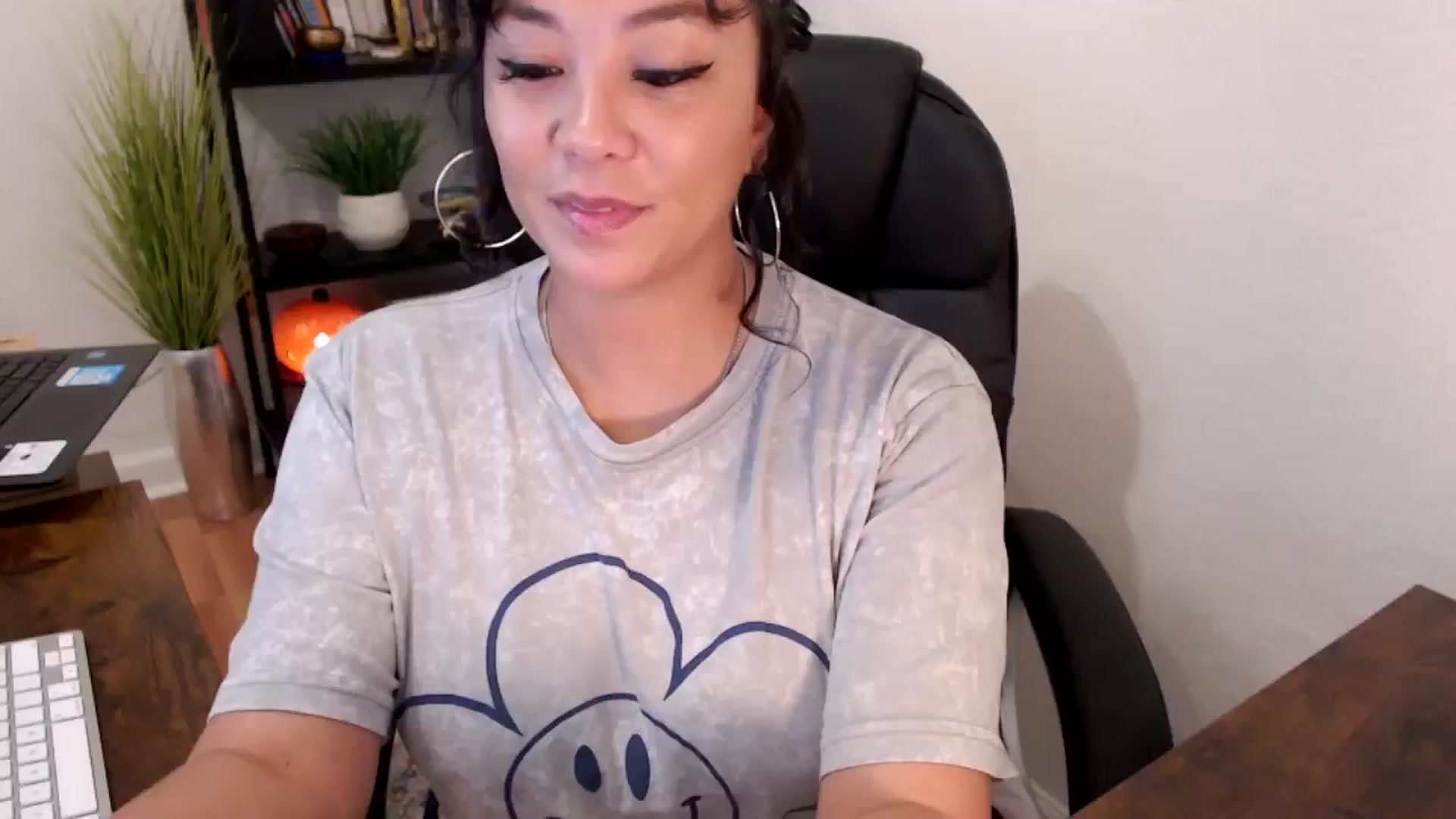 Gallery image thumbnail from MickaylaMinx's myfreecams stream on, 10/15/2024, 17:57 image 10 of 20