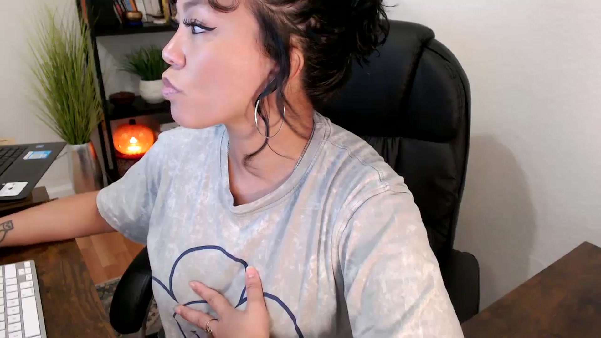 Gallery image thumbnail from MickaylaMinx's myfreecams stream on, 10/15/2024, 17:57 image 5 of 20