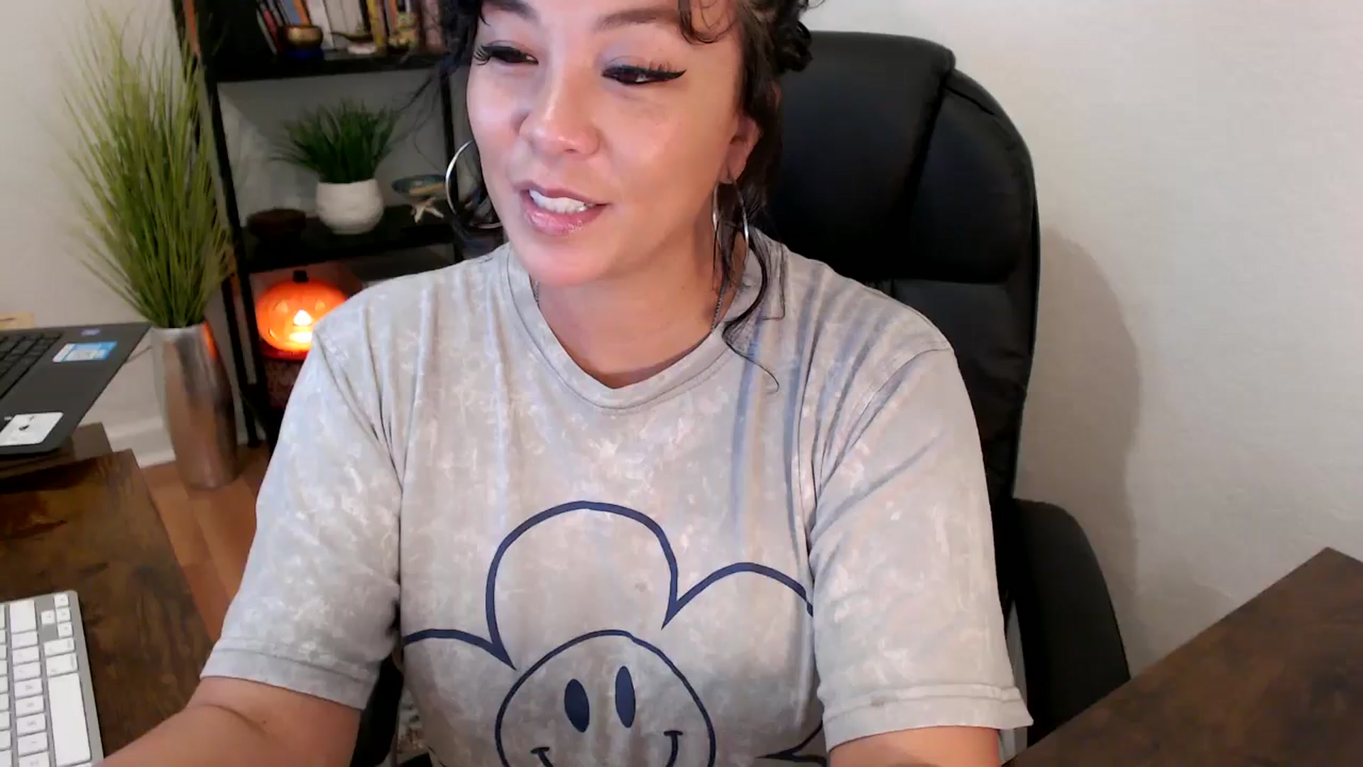 Gallery image thumbnail from MickaylaMinx's myfreecams stream on, 10/15/2024, 18:33 image 1 of 20