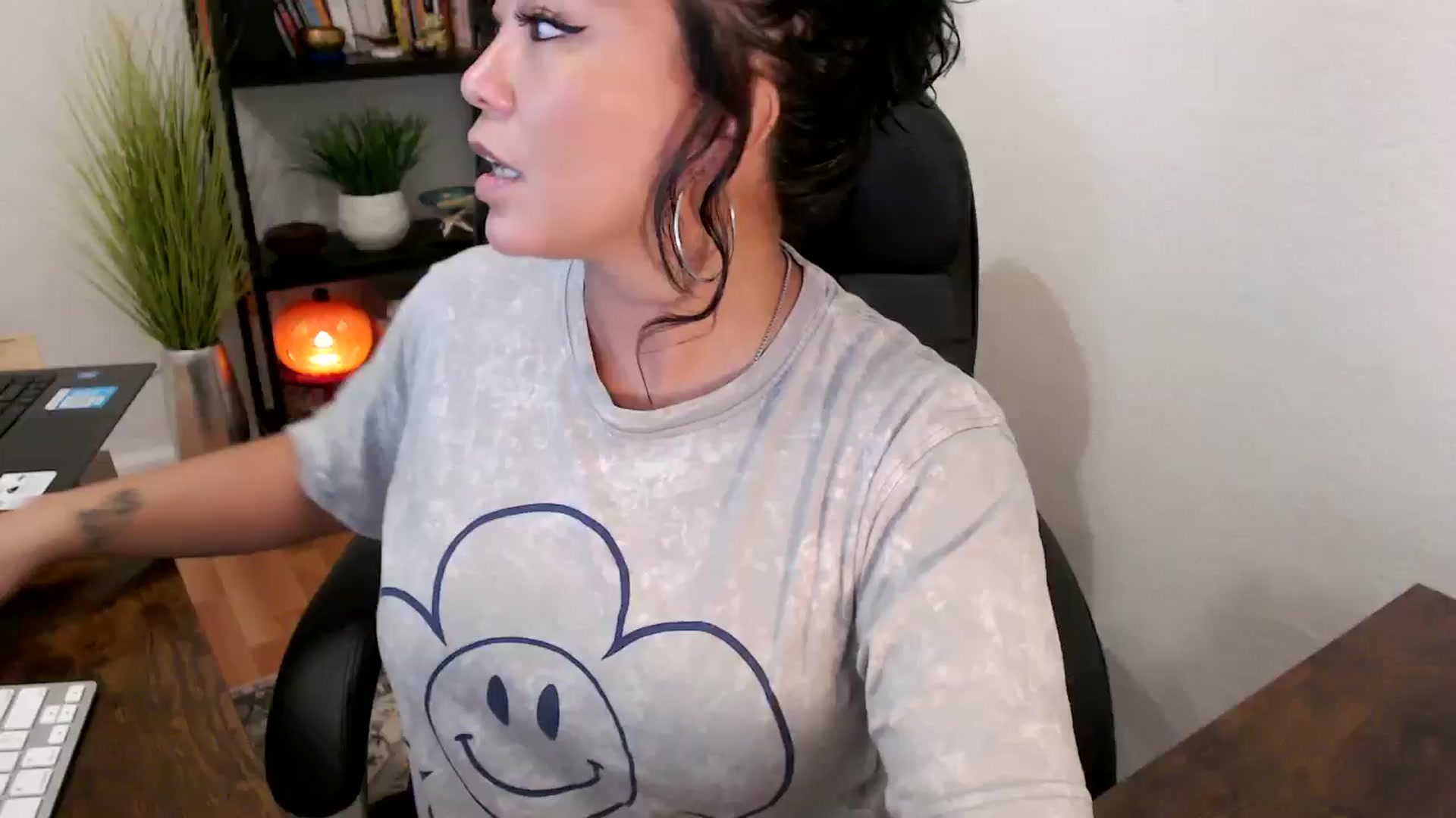 Gallery image thumbnail from MickaylaMinx's myfreecams stream on, 10/15/2024, 18:33 image 9 of 20
