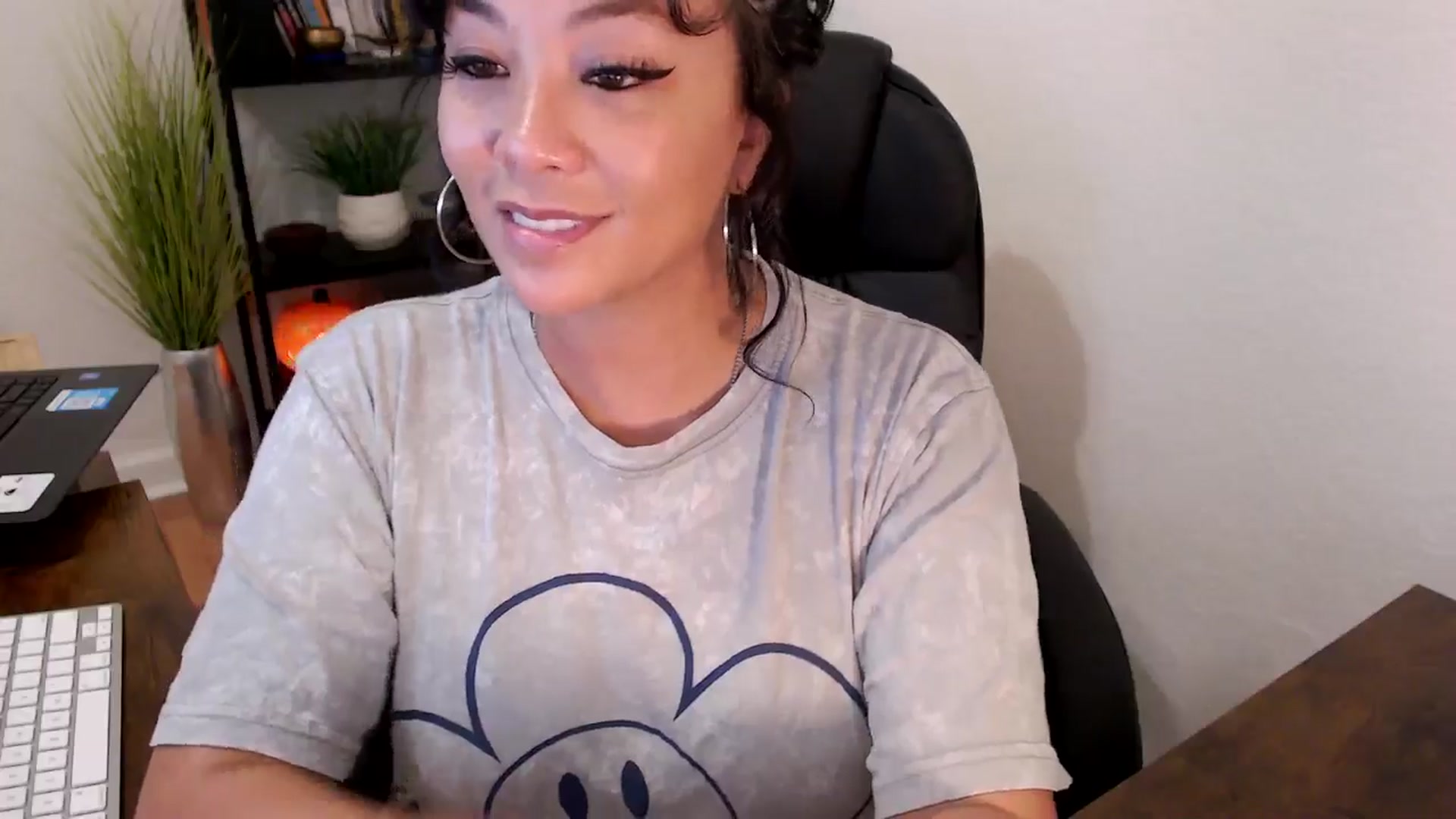 Gallery image thumbnail from MickaylaMinx's myfreecams stream on, 10/15/2024, 18:33 image 8 of 20