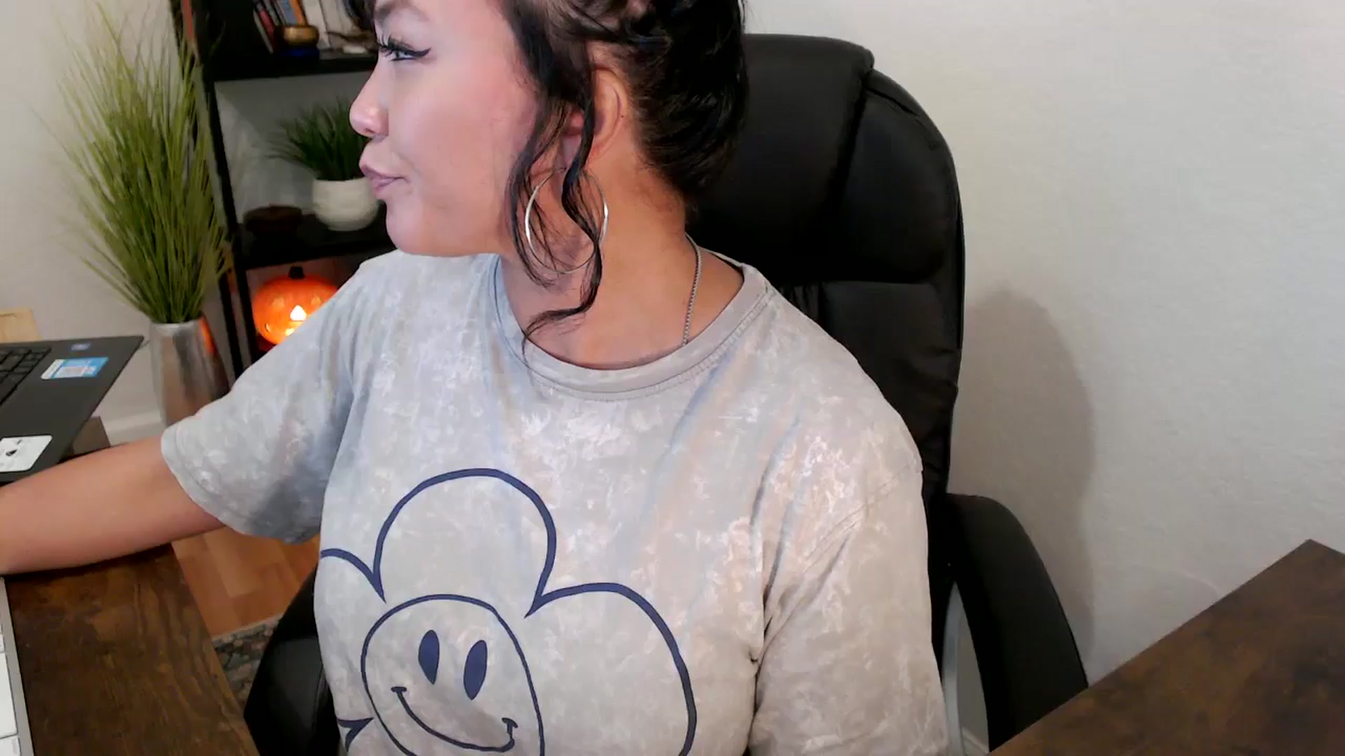 Gallery image thumbnail from MickaylaMinx's myfreecams stream on, 10/15/2024, 19:01 image 9 of 20