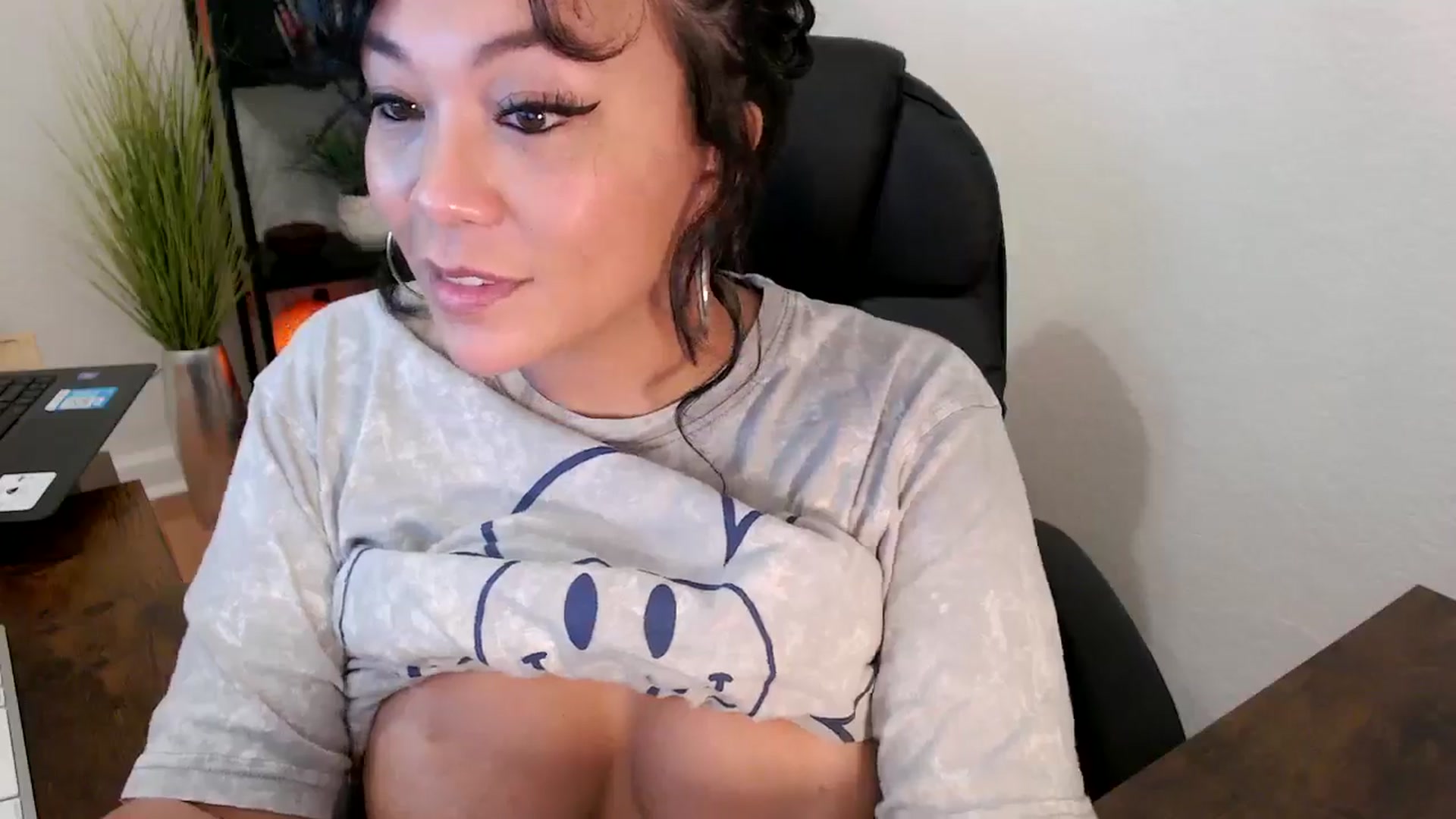 Gallery image thumbnail from MickaylaMinx's myfreecams stream on, 10/15/2024, 19:01 image 4 of 20