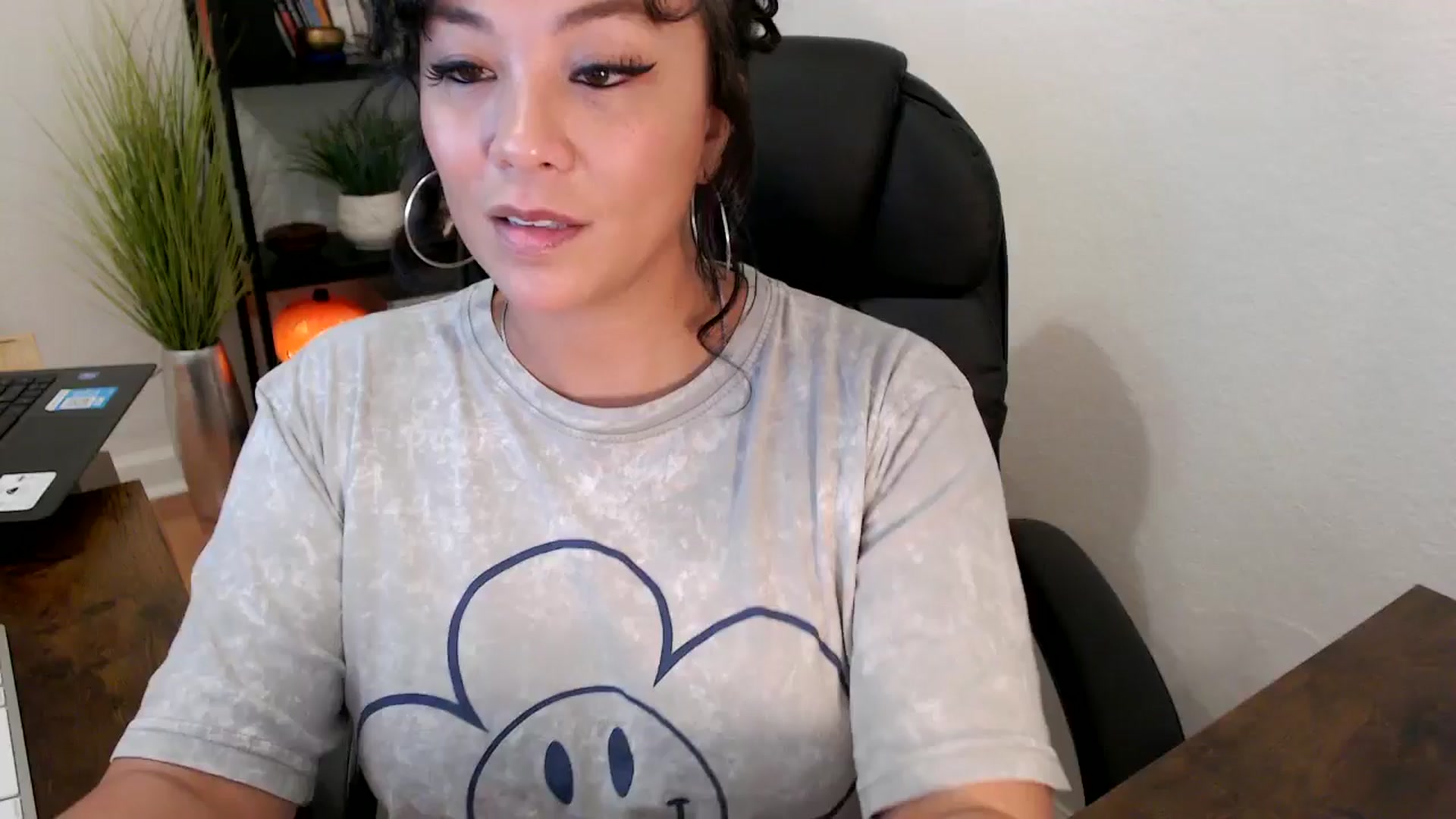 Gallery image thumbnail from MickaylaMinx's myfreecams stream on, 10/15/2024, 19:01 image 8 of 20