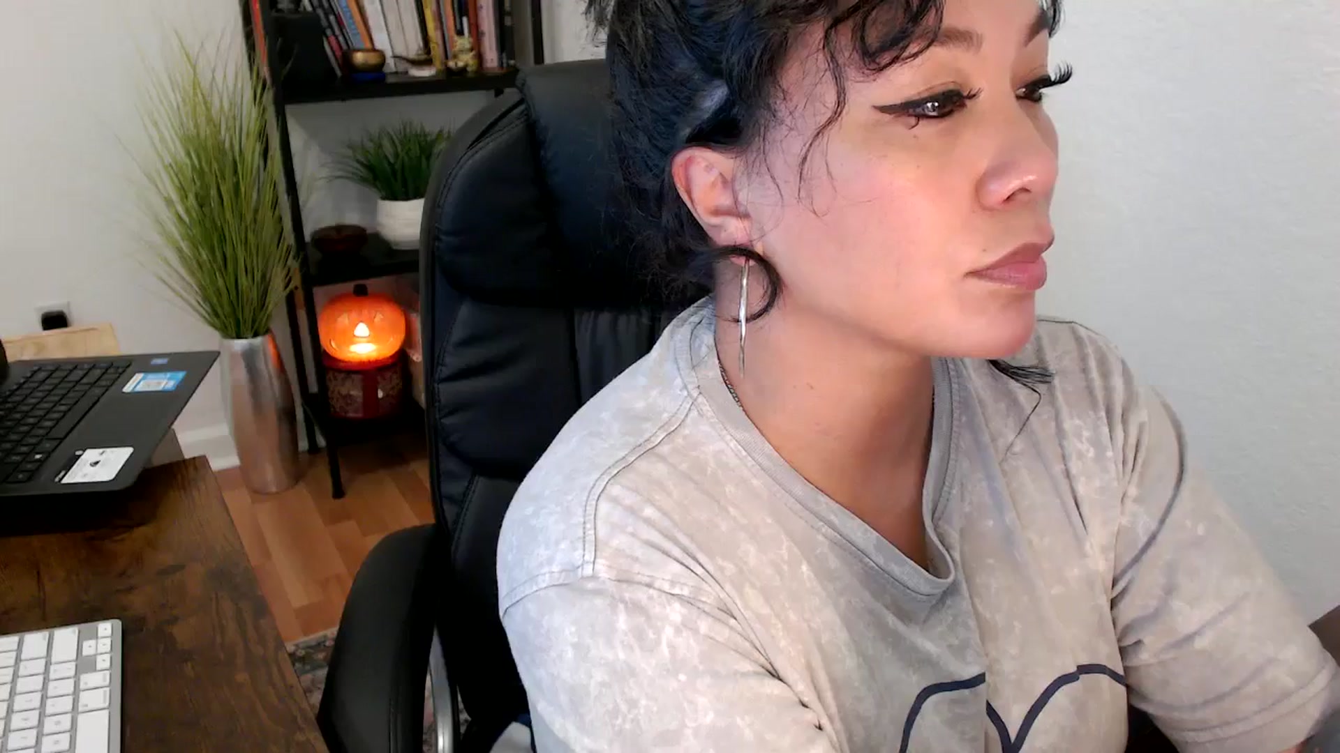 Gallery image thumbnail from MickaylaMinx's myfreecams stream on, 10/15/2024, 19:41 image 5 of 20