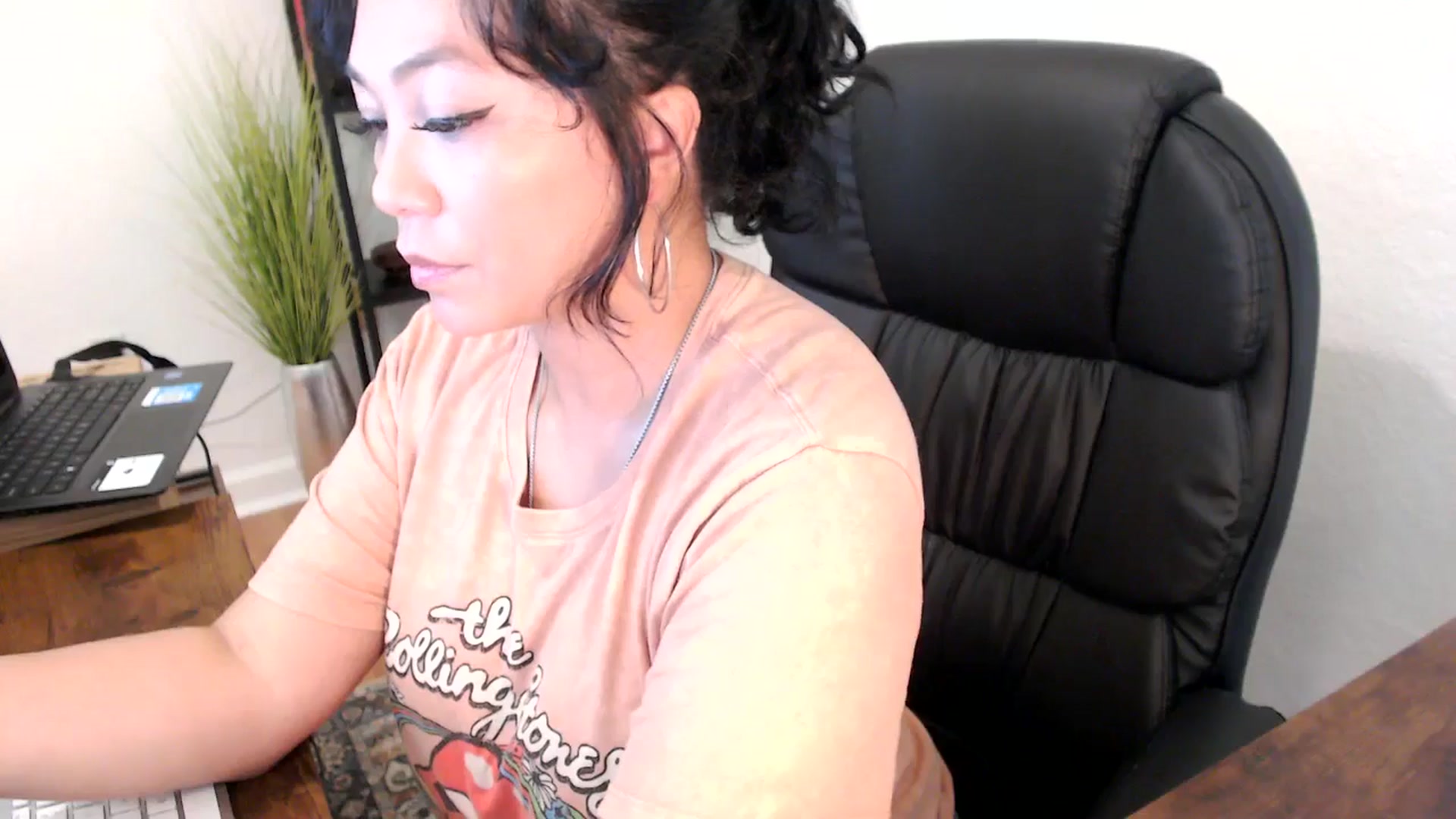 Gallery image thumbnail from MickaylaMinx's myfreecams stream on, 10/16/2024, 16:16 image 9 of 20