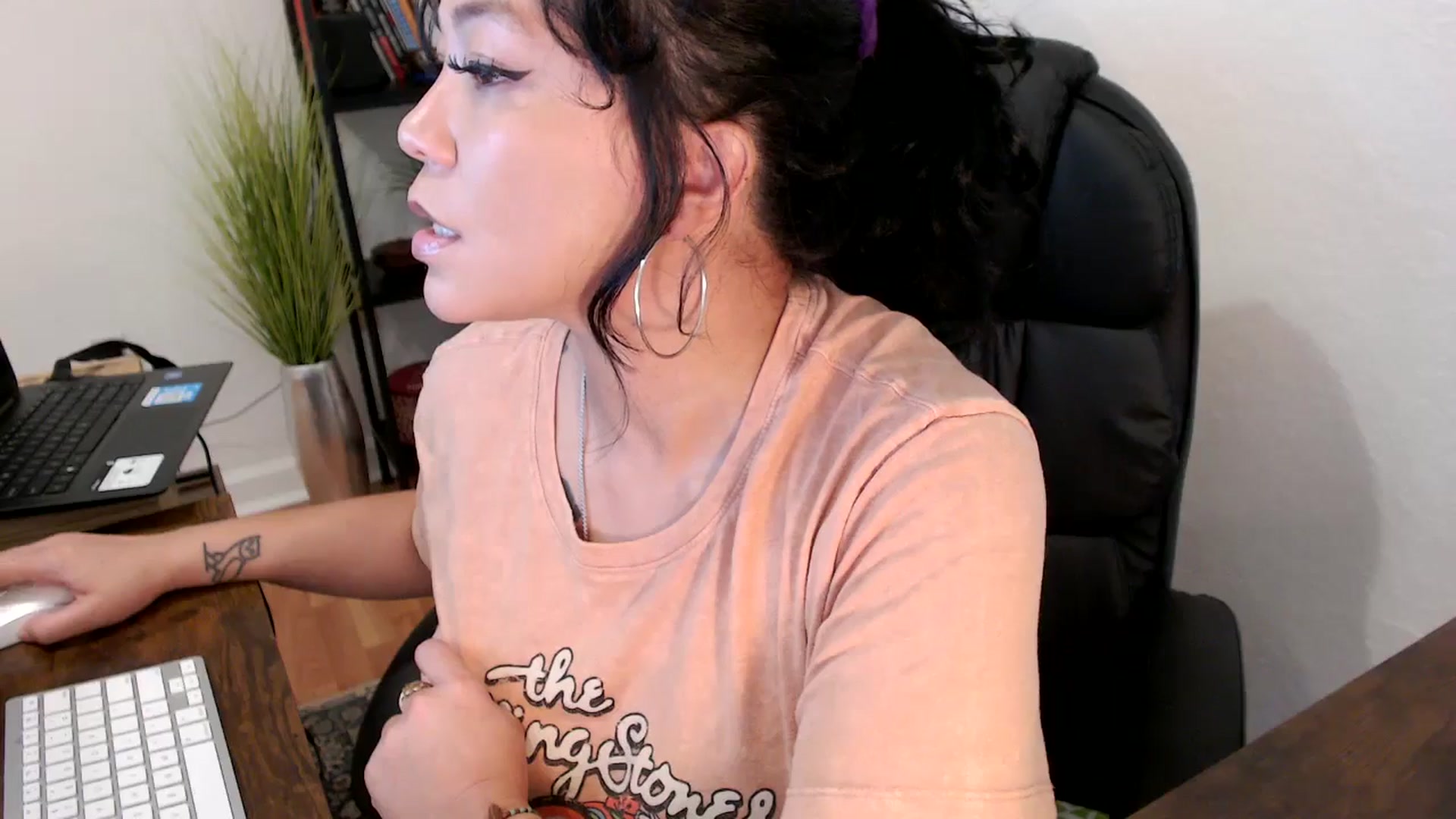 Gallery image thumbnail from MickaylaMinx's myfreecams stream on, 10/16/2024, 16:16 image 5 of 20