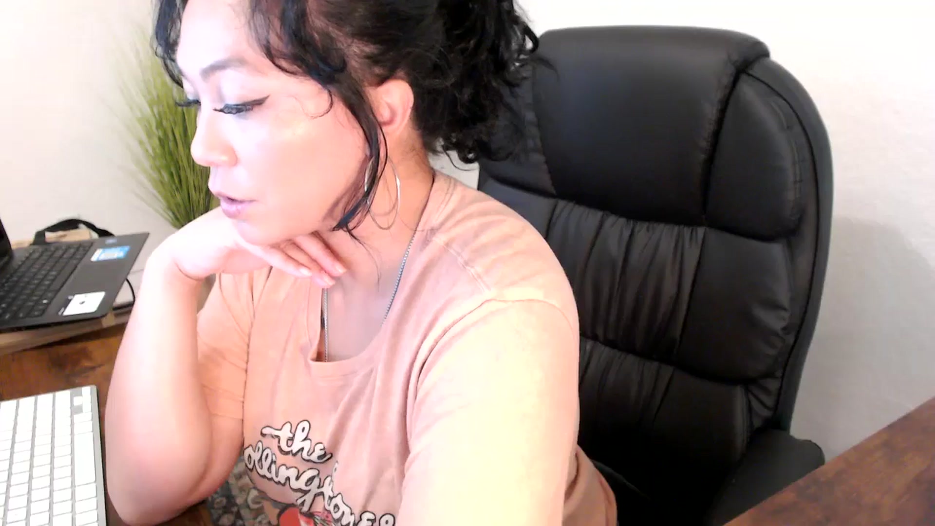 Gallery image thumbnail from MickaylaMinx's myfreecams stream on, 10/16/2024, 16:16 image 17 of 20