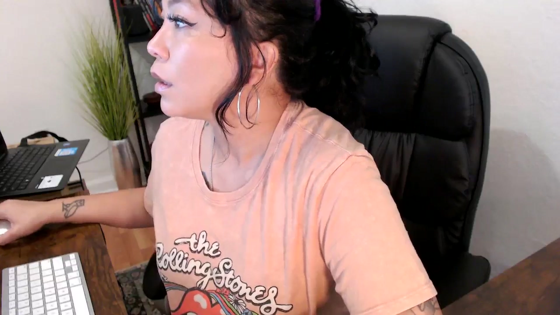 Gallery image thumbnail from MickaylaMinx's myfreecams stream on, 10/16/2024, 16:16 image 6 of 20