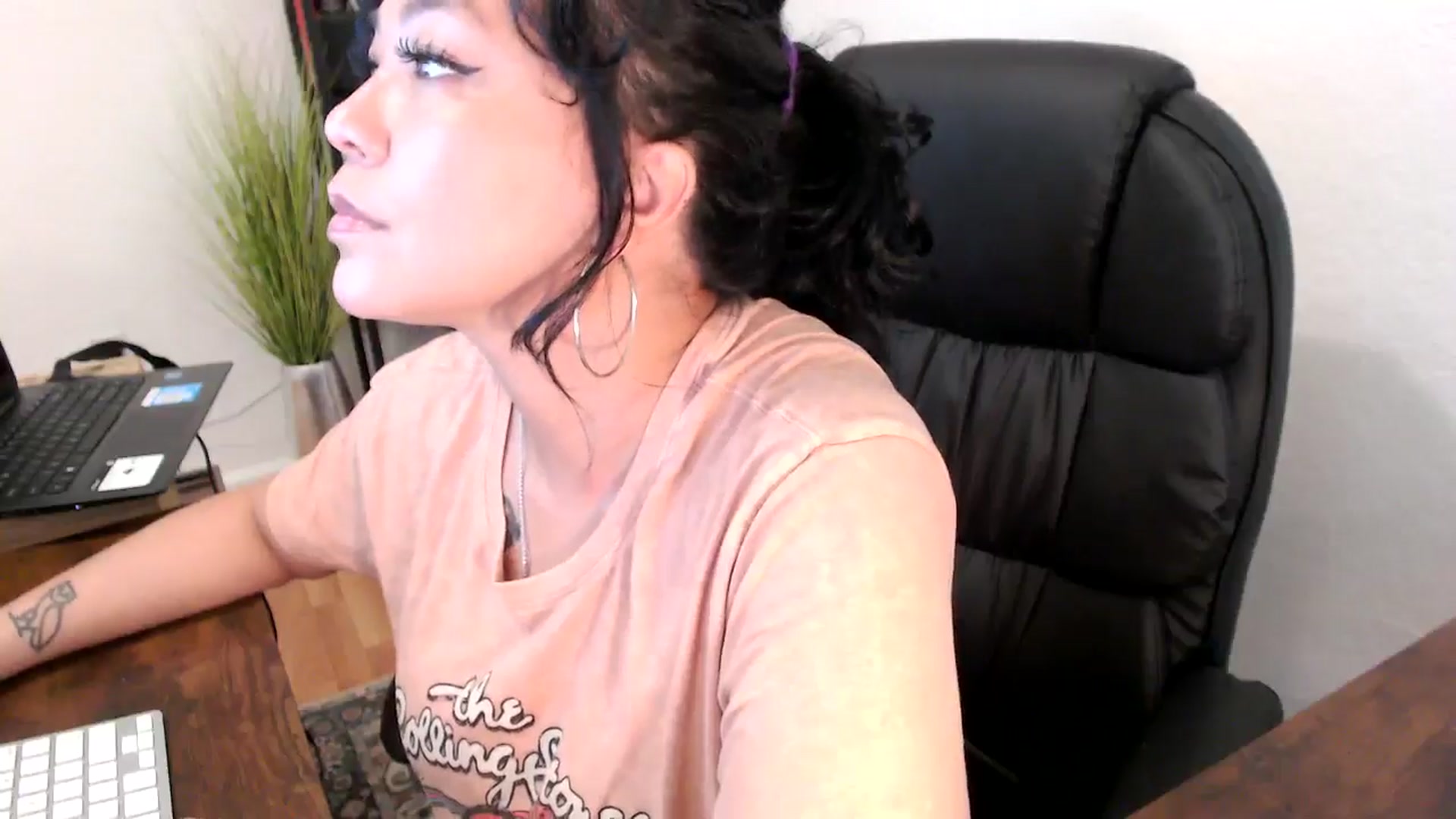 Gallery image thumbnail from MickaylaMinx's myfreecams stream on, 10/16/2024, 16:16 image 18 of 20