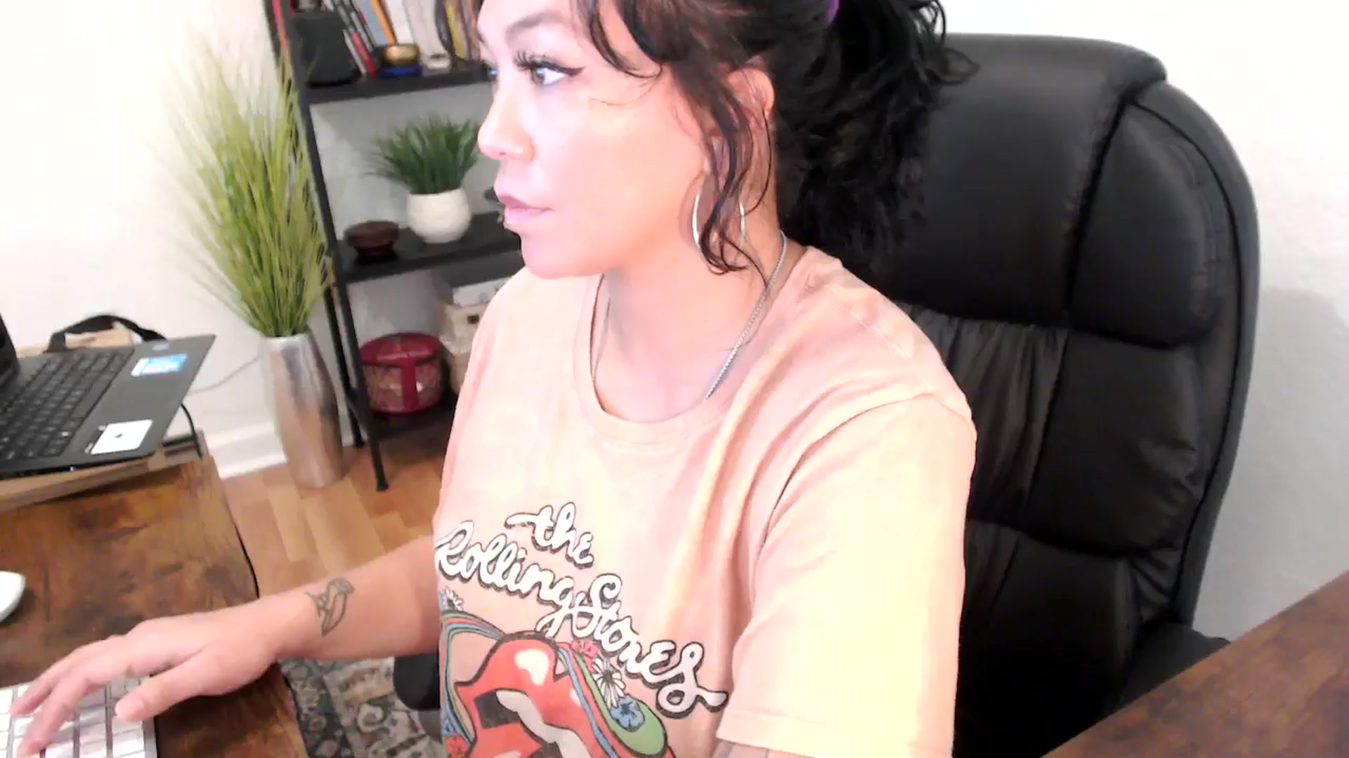 Gallery image thumbnail from MickaylaMinx's myfreecams stream on, 10/16/2024, 17:04 image 2 of 20