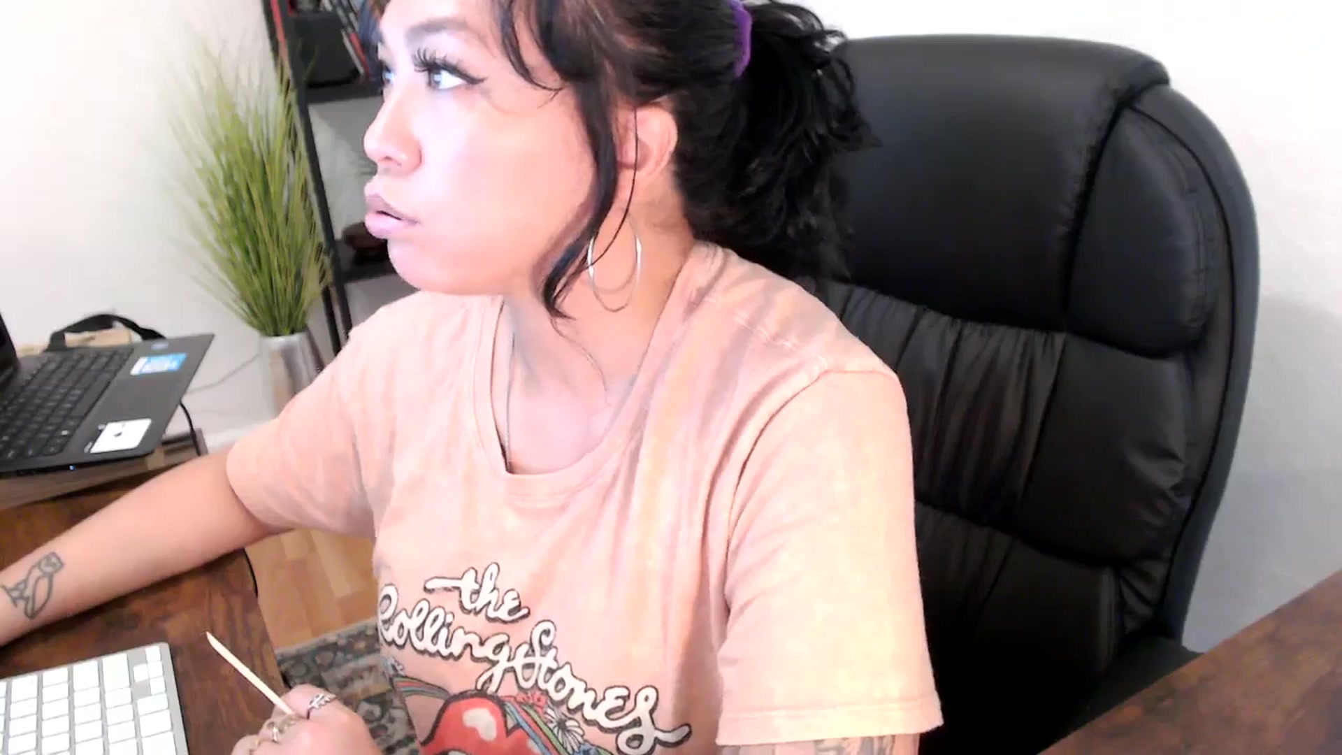 Gallery image thumbnail from MickaylaMinx's myfreecams stream on, 10/16/2024, 17:04 image 17 of 20