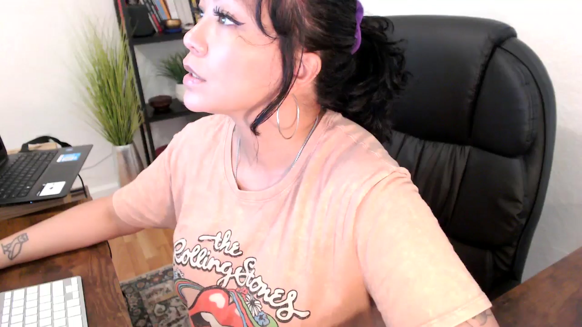 Gallery image thumbnail from MickaylaMinx's myfreecams stream on, 10/16/2024, 17:04 image 7 of 20